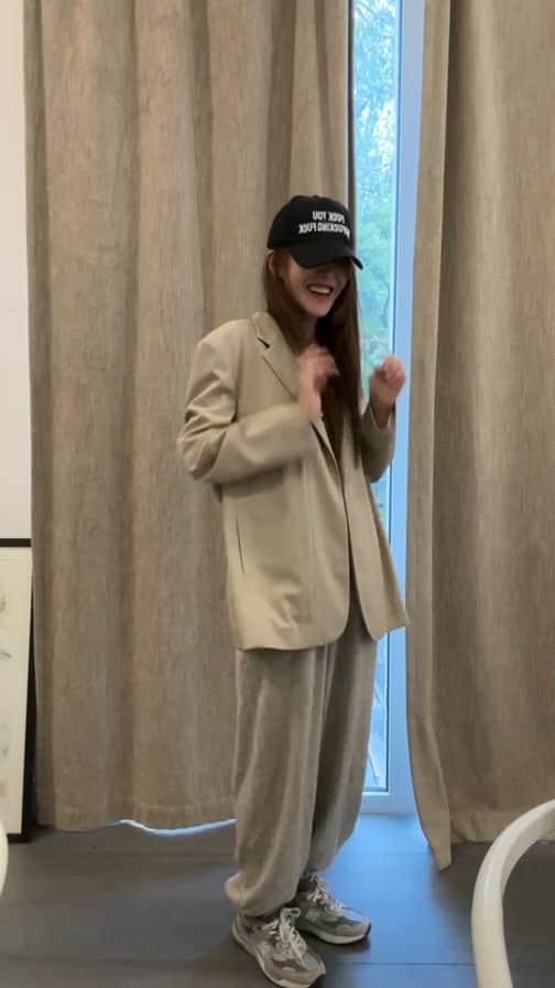 ユン・ヘジンのインスタグラム：「Back open jacket!!!」