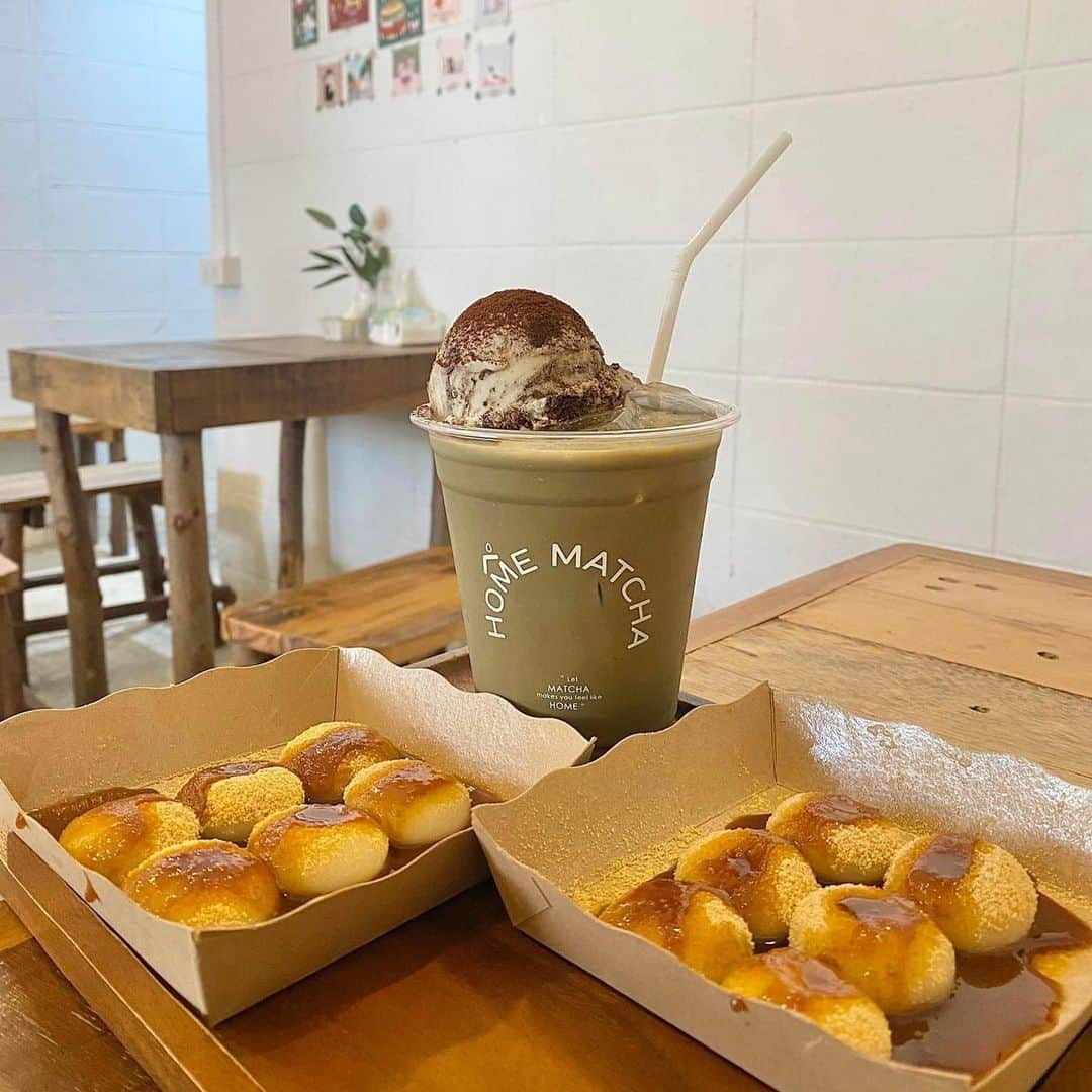 tealilycafeのインスタグラム：「Let matcha makes you feel like home.  ONLINE DELIVERY  Line man : http://wongn.ai/i79gf  Robinhood : https://static.robinhood.in.th/app_link.html?URI=robinhoodth://merchantlanding/id/70153  Cr. Photo @i3ird  Thank you so much 🤎🤍🫶🏻  #homematcha」