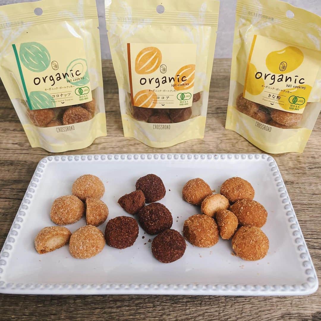 BIO-RAL靭店さんのインスタグラム写真 - (BIO-RAL靭店Instagram)「素朴な味わいでおやつにぴったり☺️ 有機原料にこだわって作った 安心でおいしいクッキーはいかがですか？✨   “クロスロード”の『オーガニックボールクッキー』は 有機小麦粉・有機ショートニング・有機砂糖など 有機栽培と植物性にこだわった原料と、 フランス西部ブルターニュ地方の天日塩 「ゲランドの塩」を使用した オーガニックのクッキーです🍪 なんと、商品の有機JAS原料使用割合は100%！  フレーバーは３種類ご用意しております💁🏻‍♀️  ✓きな粉 国内産有機大豆を丹念に香ばしく炒り上げて 粉末にした有機きな粉の格別な香りを そのままひと粒のクッキーに詰め込みました。 有機きな粉本来の香りと甘みを最大限に引き出した逸品です。  ✓ココナッツ 有機栽培のココナッツファインを生地に練りこみ、 焼成前にもう一度表面にまぶし焼き上げています。 ローストされたココナッツの甘い香りが口の中で広がる 軽い食感のクッキーです。  ✓ココア 有機栽培のカカオ豆から作られた有機ココアパウダーを 生地に練りこみ焼き上げています。 ココア本来の酸味と渋みが有機アガベシロップの甘味で調和され 抜群の風味をかもしだしています。  ザクザク食感も楽しく、とまらない美味しさ😋 ぜひお試しください💖  ◉おすすめ品 クロスロード オーガニックボールクッキー きな粉 7粒／本体価格360円 クロスロード オーガニックボールクッキー ココナッツ 7粒／本体価格360円 クロスロード オーガニックボールクッキー ココア 7粒／本体価格360円  ※価格は定番価格となりますので 店頭表示価格と異なる場合がございます。 ※数に限りがございます。売り切れの際はご容赦ください。 ※画像はすべてイメージです。  皆さまの気になる商品は何ですか？ ビオラルで「買ってみました！」「試してみました！」など @bioral_west のタグをつけて教えてくださいね🍀  #オーガニッククッキー #有機JAS #有機JAS認定 #オーガニックおやつ #有機きな粉 #有機ココナッツ #有機カカオ #ゲランドの塩 #クッキー #オーガニック #有機 #bioral #ビオラル #ビオラル靭店 #ビオラルエキマルシェ大阪店 #ライフ #ライフコーポレーション #ナチュラルスーパーマーケット #大阪スーパー #阿波座 #靭公園 #utsubopark #エキマルシェ大阪 #エキマルシェ #梅田 #大阪 #umeda #osaka #osakastation」9月16日 13時41分 - bioral_west