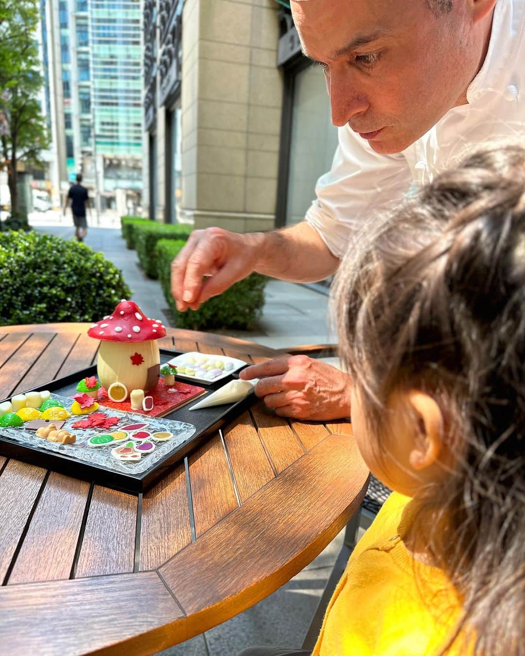 The Peninsula Tokyo/ザ・ペニンシュラ東京のインスタグラム：「3連休ですね！皆さま、いかがお過ごしでしょうか。😊芸術の秋🎨は、お子さまにも嬉しいワークショップを仲通りで開催します。ご予約・詳細は公式サイトまで✨   Here's our little chocolatier-in-training. 🍂At our hands-on craft workshops, kids will create their own chocolate designs and bring them home to enjoy with the family.」