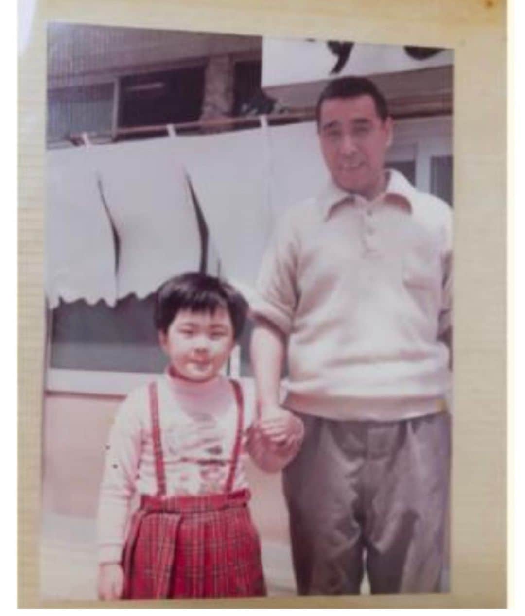久保田磨希のインスタグラム：「父の遺伝なんです。 周りの人にお菓子を配りたいの。 父が、いえ祖母からそんな人でした。 血ってすごいね🫣 さあ、稽古場での稽古も後4日。 #久保田磨希 #燕のいる駅 #紀伊國屋ホール」