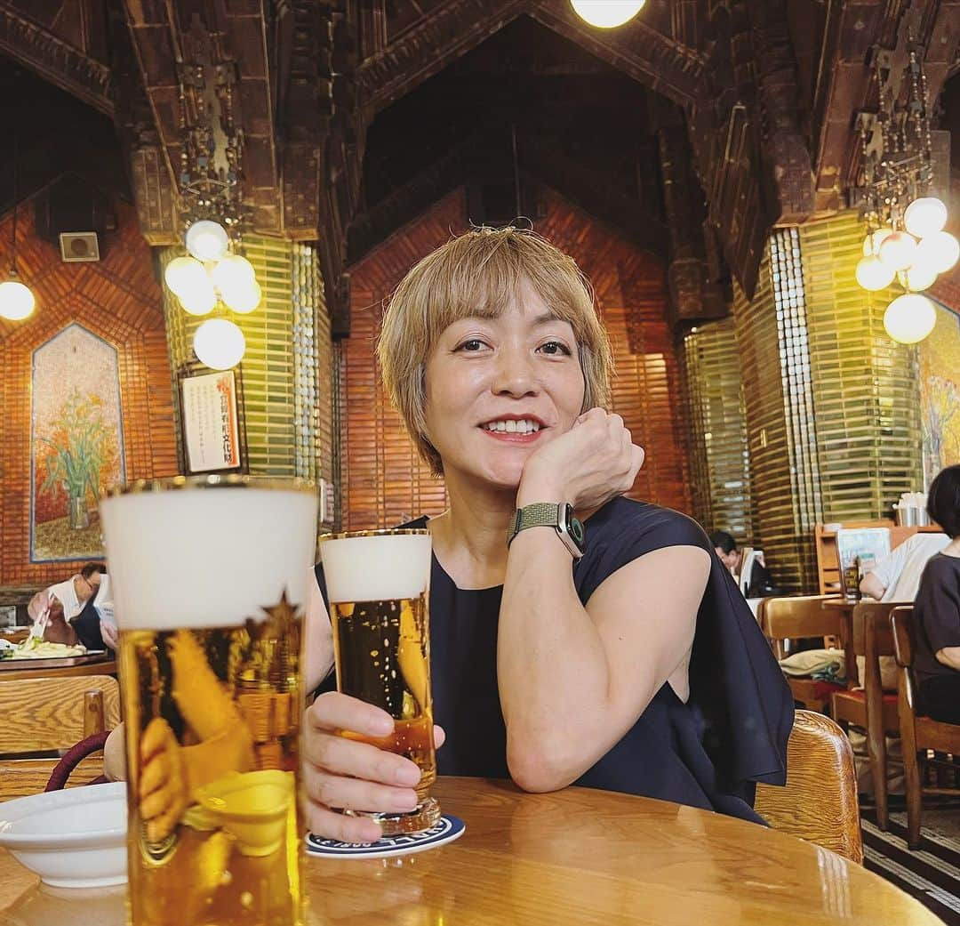 松尾たいこさんのインスタグラム写真 - (松尾たいこInstagram)「《銀座のレトロな老舗が好き》銀座、楽しいー。  まずは和光がみえる最高の眺めのバーへ。こんなステキな場所があったのか😆お花の浮いたカクテル飲みました。  そしてそのあと、銀座ライオン。このレトロ感たまりません。いつも賑わっていて老若男女が楽しんでて、スタッフも感じよい、いい気が流れている場所。  老舗バー、ルパンでモスコミュール。最近、海外のお客様も多いですね。ここもいつまでもあってほしい場所。  ラストは帝国ホテルのバーですんごい美味しくて高いハイボールを飲んでから、寿司屋🍣。東京カレンダー風に撮ろうと思ったけど無理だった😅超高級な流行の寿司屋よりこういうのが好きだ😆  銀座は楽しいですね。そして私はやはりレトロな老舗が好きなんだなあ。  #myartlife #liveintokyo #yoyogiuehara #lovefashion #japaneseartist #ファッション大好き #おしゃれは元気の源 #銀座 #帝国ホテル」9月16日 14時00分 - taikomatsuo