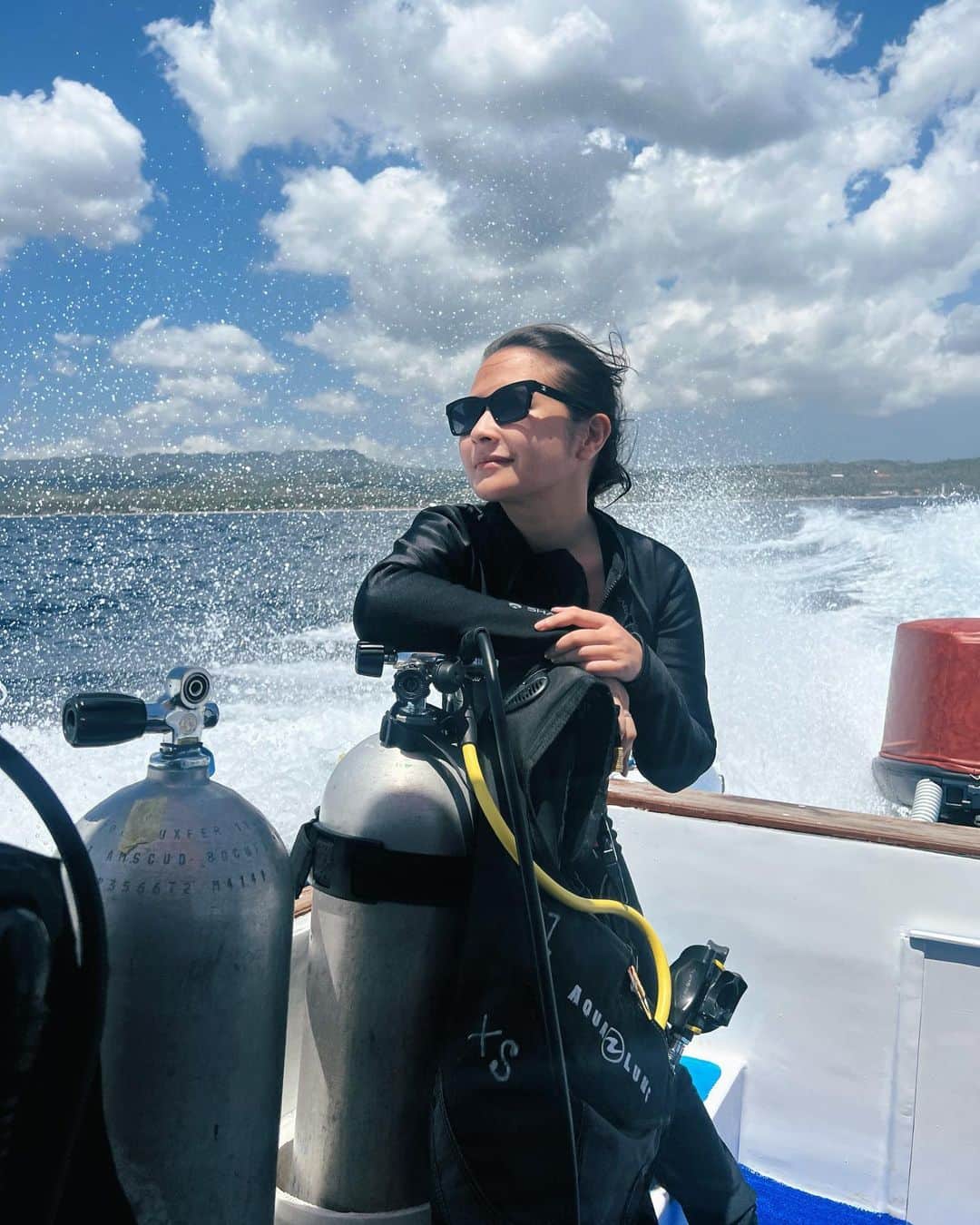 Prilly Latuconsinaのインスタグラム：「Weekend getaway!   diving buat ngeliat Mola-Mola tapi ternyata aku gak kuat sama airnya yang dingin sekali! bener-bener berasa kaya nyelam di air es! Buat aku yang gak suka dingin bahkan tidur aja pake Ac suhu 24-25 rasanyaa bener-bener susah bangeeeett!   Akhirnya cuma bisa 1 kali dive aja. Tapi gapapa! tetep happy karena ketemu banyak ikan lainnya. Untuk diving aku gak mau ambi karena yang paling penting adalah keselamatan. Kapan-kapan dengan baju diving yang lebih proper buat nahan dingin dan stamina yang lebih baik, semoga bisa ketemu sama Mola-Mola. 💙」