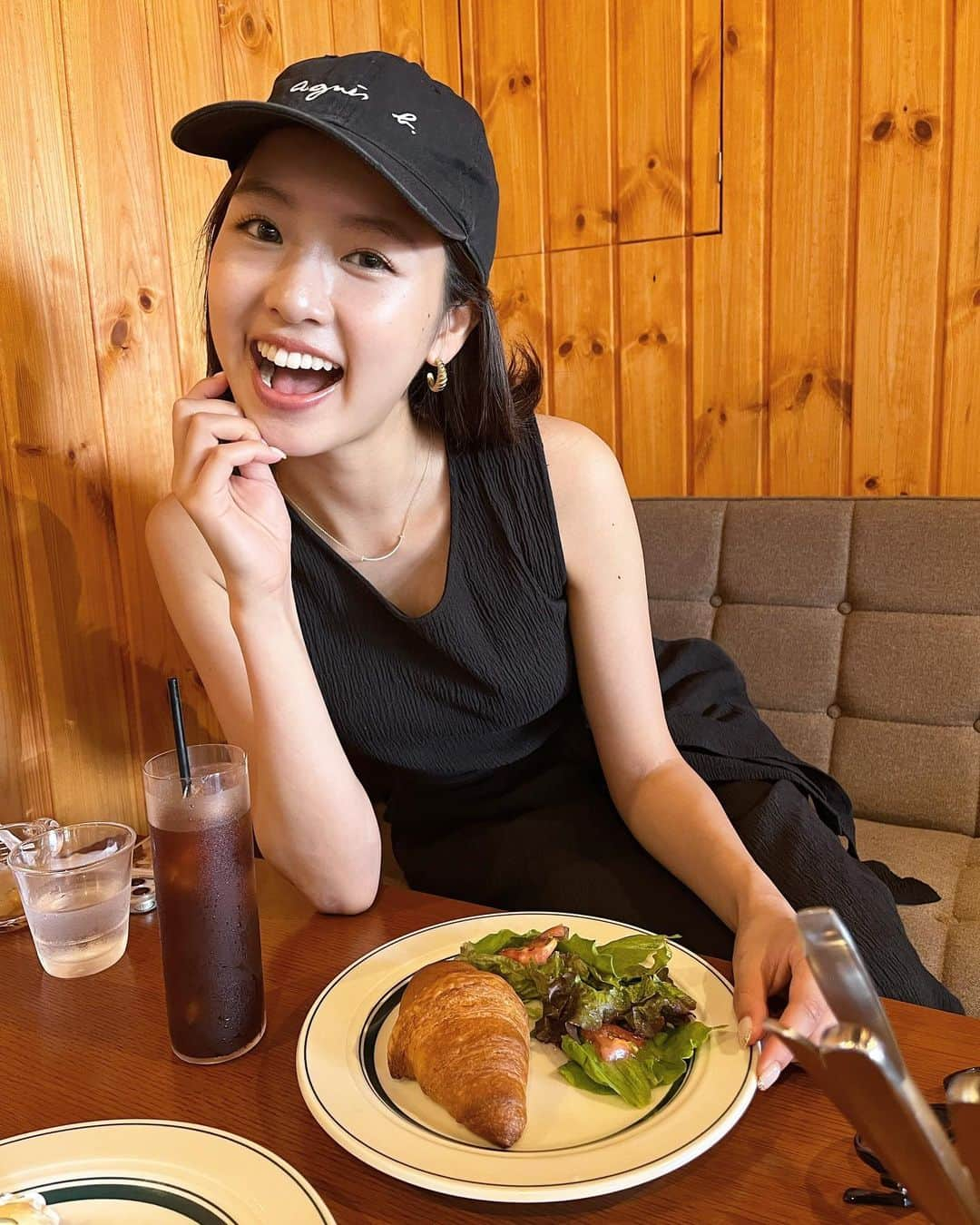 津田萌夏のインスタグラム：「.  最近また暑くない？🥵 湿気がすごい  まだノースリきてる🙋‍♀️  いつも友達に撮られる時 ふざけがち ふざけてるくらいがいいらしい笑  . . . . . #加古川カフェ #加古川モーニング  #リーテンコーヒー #関西フリーモデル #フリーモデル」