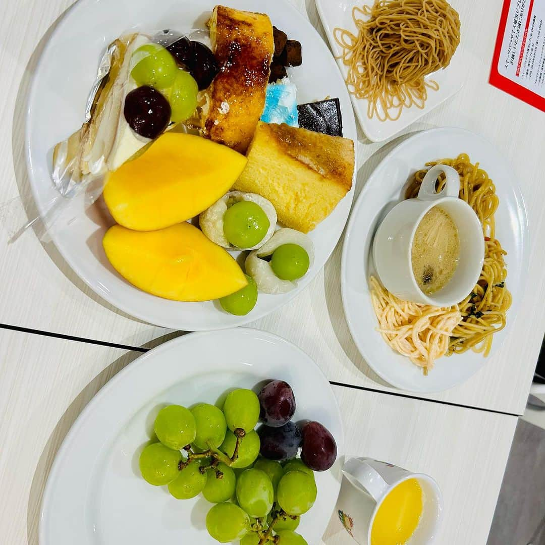 世手子さんのインスタグラム写真 - (世手子Instagram)「autumn of appetite🍇🍇🍇 All-you-can-eat melon, mango, and shine muscat🍈🥭🌟 Lots of pasta and soup🍲🍝 #スイパラ 初体験💖 @sweetsparadise #スイーツパラダイス横浜ビブレ店 #PR #スイーツパラダイス #シャインマスカット食べ放題  #メロン食べ放題  マンゴーもあった(*ﾟ∀ﾟ*) ケーキ🍰にメロメロ😍 パスタもスープもあったよ(´∀｀*) お腹いっぱい(*≧∀≦*) #食欲の秋 ですね(*´◒`*) 明日のライブもパワーいっぱいお届けします（＾＿＾）☆」9月16日 14時02分 - rojide