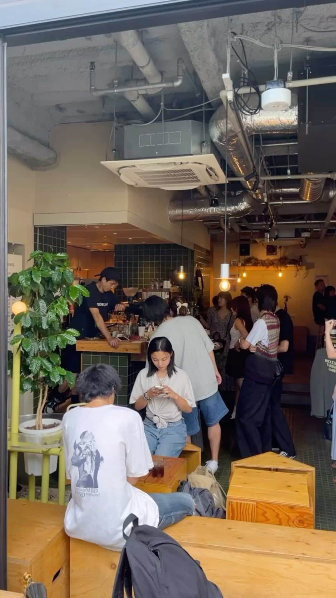 のインスタグラム：「[ABOUT LIFE COFFEE BREWERS渋谷1丁目]  What kind of coffee will you choose today?🥤 Latte,Drip Coffee,Cold Brew…  今日のあなたはどんなコーヒーを選びますか？☕️ 　  🚴dogenzaka shop 9:00-18:00(weekday) 11:00-18:00(weekend and Holiday) 🌿shibuya 1chome shop 8:00-18:00  #aboutlifecoffeebrewers #aboutlifecoffeerewersshibuya #aboutlifecoffee #onibuscoffee #specialtycoffee #tokyocoffee #tokyocafe #shibuya」