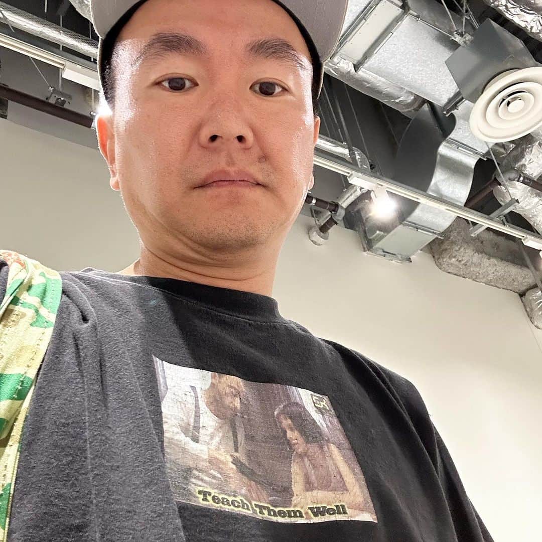 のインスタグラム：「。 LEON Tシャツ✋  マチルダと写ってるやつ  シリアルキラーのタグのやつです  先にもう言うけど、そんなにLEON好きとかではないねん  明日はコヤソニ🔥🔥🔥  みんなコヤソニ集合してやー🤩  ほんで新幹線で読もうと思ってためてた漫画が過去最高🔥🔥🔥  15冊くらいある😂😂😂😂😂  楽しみ過ぎるー🫣🫣🫣  葬送のフリーレンの最新刊も明日のために我慢してたんだ🔥  黄金郷のマハト🤩🤩🤩楽しみすぎる😨  葬送のフリーレンのTシャツ欲しい😂  オフィシャル作ってくれー😂😂😂  ⚠️あと、LEON Tシャツ詐欺が流行ってるとコメントにありました！めちゃくちゃフェイク多いから買いたい人はマジで気をつけて！ちゃんとしたお店で買うのをオススメします！  ⚠️あとややこしいですけど、LEONの公式から出てるTシャツは確か2種類か3種類くらいしかありません。ほとんどがブート（フェイク）です！僕の今日のも当時のブートです。僕は分かって買ってます。ただ注意しないといけないのは、当時のブートを真似て、最近作った偽物を当時のブートとして売ってるやつです。これは分かって買ってたらいいですけど、ヴィンテージと思って高値出して買う価値はないやつです。気をつけてくださいー！  #ヴィンテージtシャツ  #ヴィンテージ古着  #かまいたち山内 #葬送のフリーレン #leon」