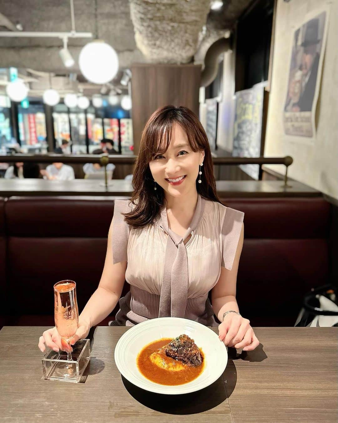 村上麻衣のインスタグラム：「品川駅からなんと徒歩2分！ 駅近で、イタリアンが気軽に楽しめちゃう 🇮🇹Italian Bar KIMURAYA へ行ってきました。 @italianbarkimuraya   2枚目☜ 🍽️ブッラータチーズのボロネーゼ わたしの大好きなブッラータチーズがドン！とのったボロネーゼ🩷 ブッラータチーズは出来立てフレッシュで、 さらに目の前で店員さんがチーズを削ってくれるので チーズ好きにはたまりません🤤  美味しかったから 10枚目☜🍽️ブッラータチーズのカプレーゼ も頼んじゃった🍅  3枚目☜ 🍽️和牛ほほ肉のワイン煮込み お箸でも切れる柔らかさ。 ホロホロになるまで長時間煮込まれた名物料理です。  5枚目☜ 🍽️升になみなみ、こぼれスパークリングワイン🍷 店員さんがなみなみと注いでくれます！ 白、赤、ロゼと3種類あってなんと660円。 全種類、飲んじゃいました🤭  🍽️選べる前菜盛り合わせ。 4品でなんと1200円！ 選びたいものいっぱいありましたよ。 私はタコのマリネとか鯛のカルパッチョとか🐙  7枚目☜ 🍽️温泉卵と生ハムのシーザーサラダ　 お野菜もりもりで880円です🥦  品川駅からとても近くて、 美味しいイタリアンが かなりお値打ちに楽しめます。  友人との飲み会や、デートにもお勧めです🥰✨  📍 Italian Bar KIMURAYA 東京都港区港南２丁目５−１５ B2~2F ☎️0334507500 @italianbarkimuraya   #イタリアンバルキムラヤ #品川グルメ #映えグルメ #品川イタリアン #グルメ好きな人と繋がりたい #PR#品川ディナー #東京グルメ #東京ディナー #東京デート#tokyo #shinagawa #東京イタリアン」