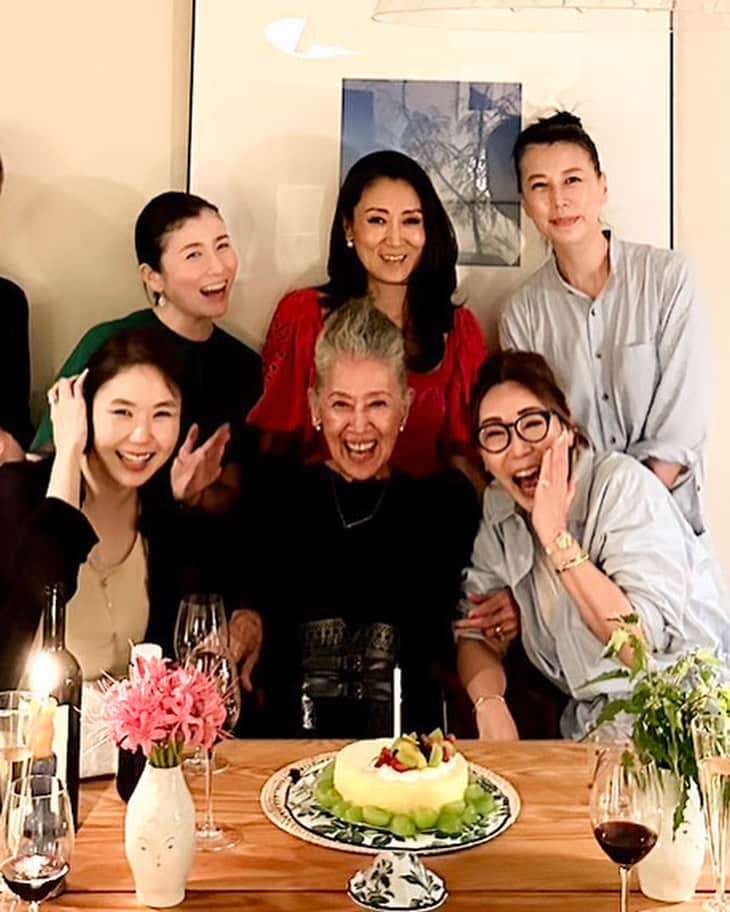 内藤朝美のインスタグラム：「先日大好きな方々がサプライズでお祝いをして下さったの🤣🙏🏻💘  みんなとーってもお忙しい方々なのに、私のお誕生日を覚えていて下さって、集おうって思って下さるそのお気持ちがとってもとっても嬉しくて。  ワカコさんが作って下さったお料理はどれも美味しさと驚きで一杯✨美味し過ぎて笑顔も一杯。  私の人生でサプライズパーティーして頂いたの初めてだったの。こんなに素敵なお誕生日会を有難うございます。つくづく幸せ者です🥹❣️  @sylolier さん @mizuyoyoshida さん @iguchi_min ちゃん @suitou ちゃん ワカコさん 素敵な夜をありがと〜う♡」