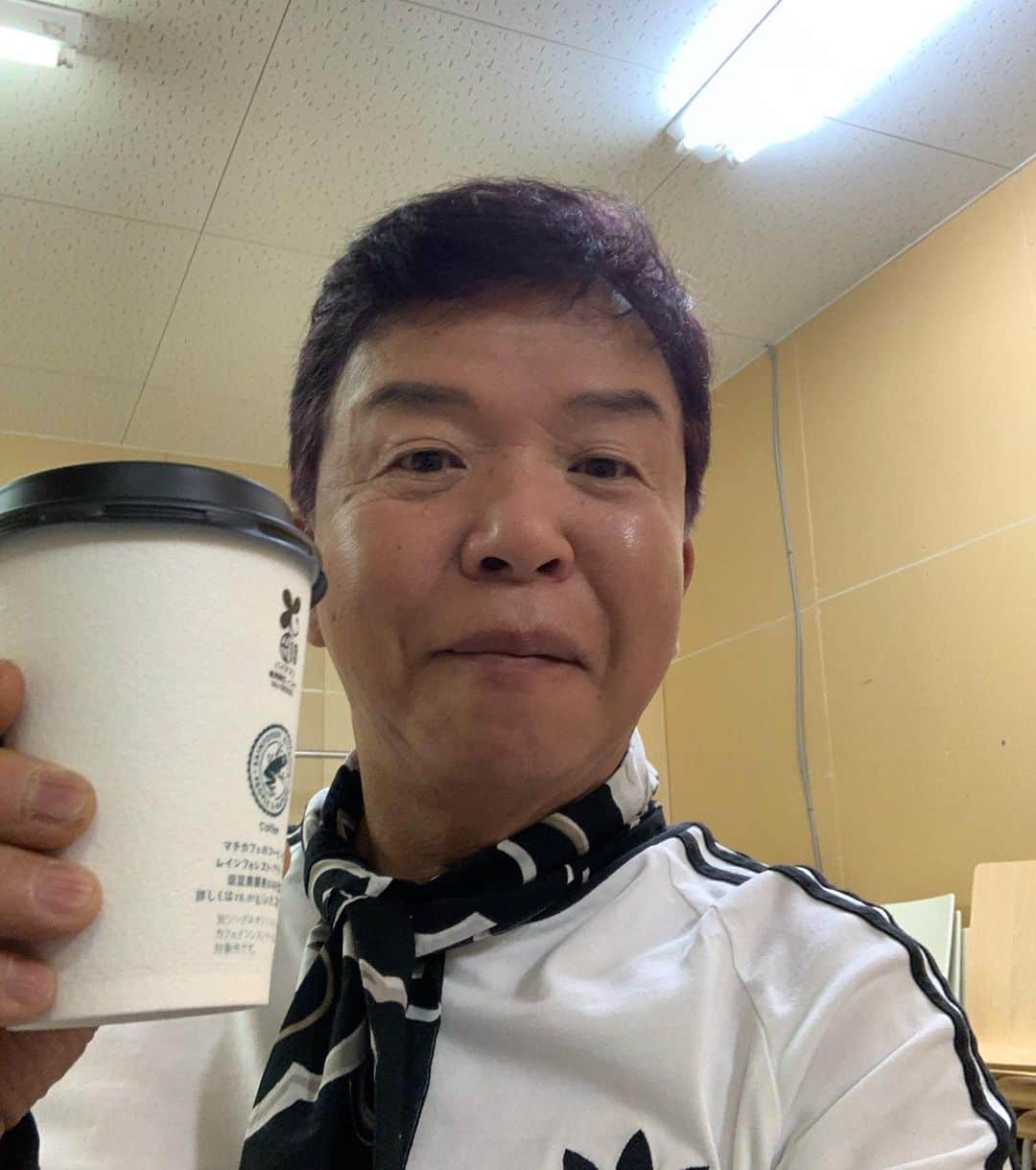 村上ショージのインスタグラム：「イオン新居浜店でイベントの合間にひと休みひと休み^_^」