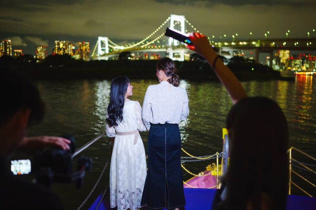 のインスタグラム：「夜景デートしてきました🌃⁡ ⁡嘘です、、撮影です🎥✨⁡ ⁡⁡ ⁡江戸前汽船公式アンバサダー⛴の⁡ ⁡渋谷・池袋ビジョンなどの撮影を⁡ ⁡🕊🌹SAOLI🌹🕊さんとさせて頂きました✊🏻🩷⁡ ⁡ 食べ物のメニューもどれも美味しくて、気づいたら景色も移り変わっていてすごく楽しかった‎‎🤍⁡ ⁡東京きたら屋形船！ってぐらい宣伝したいです🥰⁡ ⁡⁡ ⁡楽しい撮影をありがとうございました‪🫶🏻‪」
