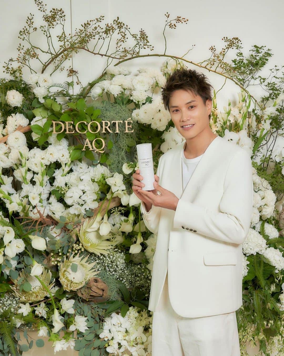 鈴木伸之のインスタグラム：「. ポジティブな気持ちや幸福感が美肌と関係していることを証明したDECORTÉ AQ。  最高級ライン「AQ」が進化したとのことで、新商品体験会へご招待いただきました。  様々な「幸福感」を素敵な空間で体験し、上品な香りでさらにリラックスできました。  “ツヤ出し先行乳液”　は肌のハリ弾力とツヤ感に特化した乳液でどのスキンケアアイテムよりも先に使うことが新鮮。 とろみのあるテクスチャーと上質な金香木の香りで毎日のスキンケアが充実の時間になりそうです。  僕も乳液からクリームまで 使わせてもらい、 保湿力と香りがとても心地いいなと 感じています✨  これから肌がどうなっていくか 毎日使っていきたいと思います☺️  #DECORTEAQ  #コスメデコルテ #ツヤ出し先行乳液 #幸せシグナル美容 #PR」