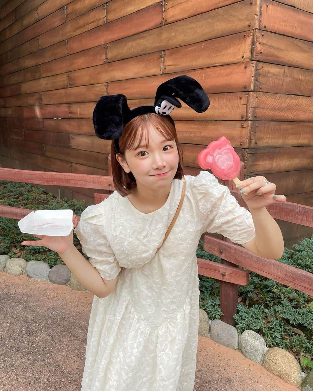 きりまるのインスタグラム：「人生２回目の ディズニーランド🐭🍧 17歳差の妹と！楽しかった〜っ🫶🏻  この日めちゃくちゃ人少なくて ラッキーとか思いよったら ハロウィンに切り替わる前やったけん っぽい（笑）🎃 やらかしたあはは ^_^  最近のりもの酔いがひどすぎて あんまり乗れんかった😇 治す方 あるんやろか 酔いやすいのって  みんなこの三連休はなにするんー？😝 .」