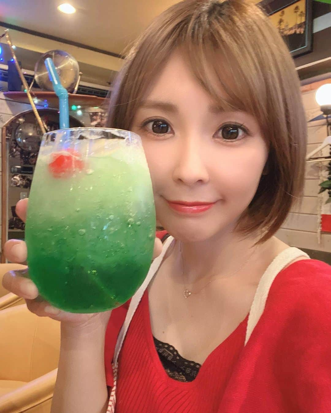 井上直美のインスタグラム：「大人になってもクリームソーダはテンション上がるよねぇ〜🍒  　#クリームソーダ　#ずっと好き」