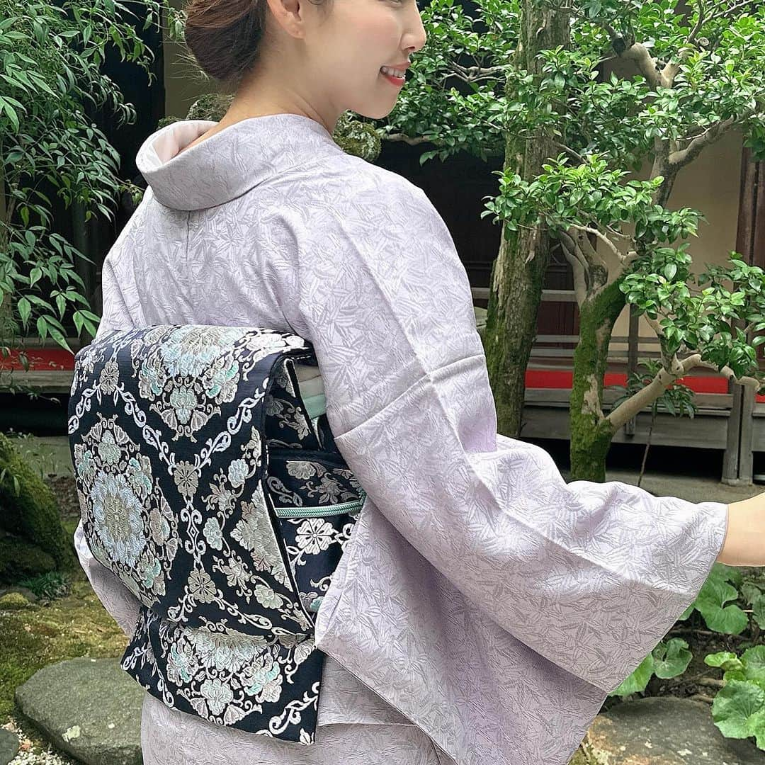 澤野井香里さんのインスタグラム写真 - (澤野井香里Instagram)「創業333年の京都西陣にある老舗帯屋 岡文織物 から生まれた新ブランド「ROKU」の撮影に😌 @rokumonjiya_okabun   やっぱりお着物を着るとシャンと背筋が伸びて、とっても幸せな気持ちに包まれる💕  老舗の帯屋が作る、「帯が引き立つお着物」として女性の肌をより美しく見せてくれる藤色の西陣色無地は横糸に黒糸を織り込んで地模様がさり気なく引き立つ生地✨  帯の華文様にあるエメラルドグリーンがアクセントになって、「美しいキモノ」最新号にも掲載されている素敵なコーディネート👘  今回、『ROKU』とコラボで9/20から大阪なんばの高島屋で京都で創業129年の老舗問屋の啓明商事㈱のブランドで新しい着物のコーディネート💫の提案をして下さる『明星軒』と出店予定だそぅ🤭  子供が生まれてから、お宮参り👶🏻に入卒園行事🌸などで着る機会がグンと増えて、新しく新調👘したいなぁ〜と思っていたところでステキなお着物に出会えて嬉しい♡  老舗メーカーのお品でも若い世代の方にも気軽に着て頂けるようにと手の届きやすいものから揃っているので期間中見に行きたいなぁ🥰　  お近くの方は是非♪  『明星軒』× 『ROKU』 🕛 9/20〜9/26 🏬 高島屋大阪店　6階呉服売場  #ks_23✨ #ks_kyoto✨ #京都 #西陣 #西陣織 #着物 #着物コーディネート #ROKU #明星軒 #京都好き #入園式 #入学式 #入園式コーデ #入学式コーデ #卒園式 #卒業式 #卒園式コーデ #卒業式コーデ」9月16日 14時22分 - kaori_sawanoi