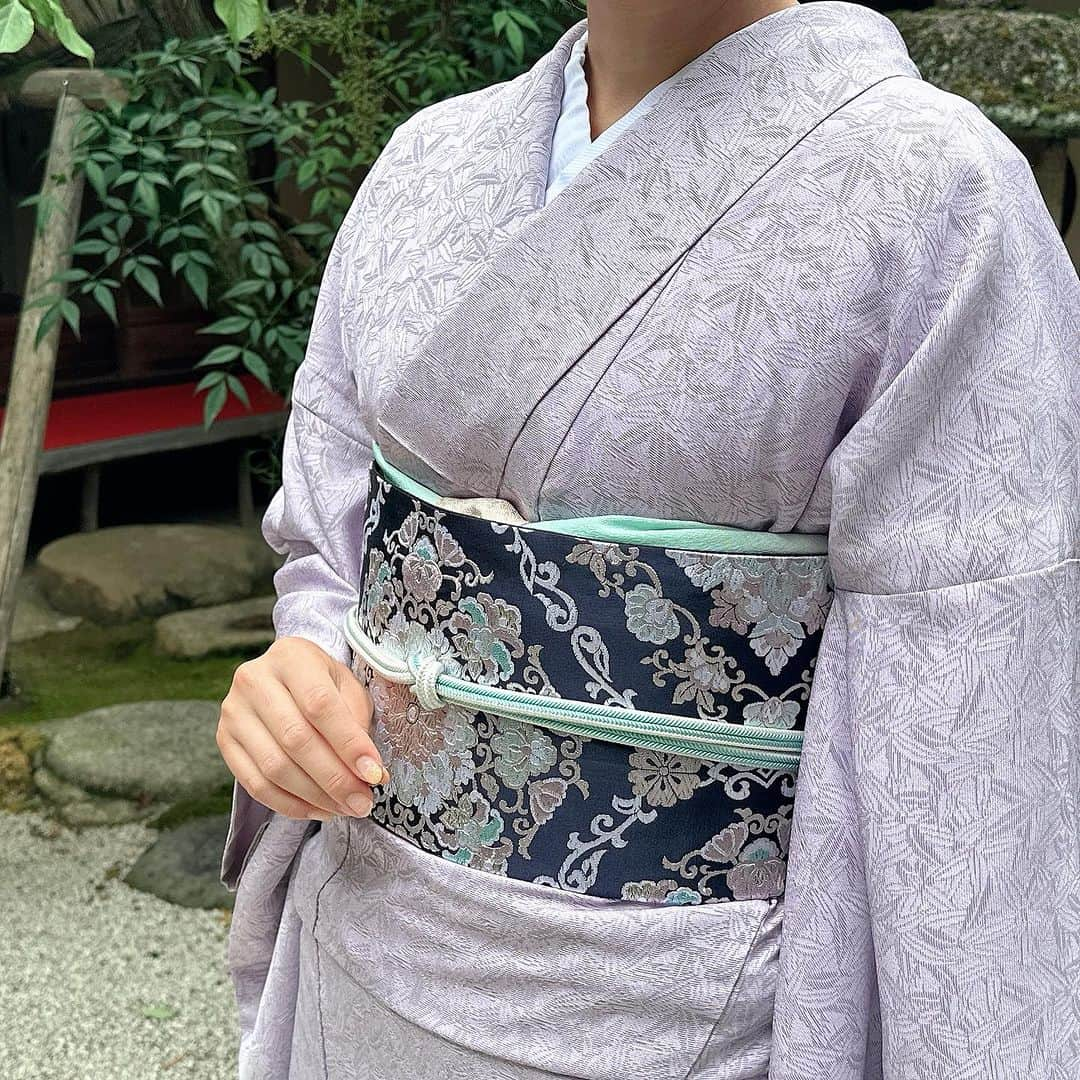 澤野井香里さんのインスタグラム写真 - (澤野井香里Instagram)「創業333年の京都西陣にある老舗帯屋 岡文織物 から生まれた新ブランド「ROKU」の撮影に😌 @rokumonjiya_okabun   やっぱりお着物を着るとシャンと背筋が伸びて、とっても幸せな気持ちに包まれる💕  老舗の帯屋が作る、「帯が引き立つお着物」として女性の肌をより美しく見せてくれる藤色の西陣色無地は横糸に黒糸を織り込んで地模様がさり気なく引き立つ生地✨  帯の華文様にあるエメラルドグリーンがアクセントになって、「美しいキモノ」最新号にも掲載されている素敵なコーディネート👘  今回、『ROKU』とコラボで9/20から大阪なんばの高島屋で京都で創業129年の老舗問屋の啓明商事㈱のブランドで新しい着物のコーディネート💫の提案をして下さる『明星軒』と出店予定だそぅ🤭  子供が生まれてから、お宮参り👶🏻に入卒園行事🌸などで着る機会がグンと増えて、新しく新調👘したいなぁ〜と思っていたところでステキなお着物に出会えて嬉しい♡  老舗メーカーのお品でも若い世代の方にも気軽に着て頂けるようにと手の届きやすいものから揃っているので期間中見に行きたいなぁ🥰　  お近くの方は是非♪  『明星軒』× 『ROKU』 🕛 9/20〜9/26 🏬 高島屋大阪店　6階呉服売場  #ks_23✨ #ks_kyoto✨ #京都 #西陣 #西陣織 #着物 #着物コーディネート #ROKU #明星軒 #京都好き #入園式 #入学式 #入園式コーデ #入学式コーデ #卒園式 #卒業式 #卒園式コーデ #卒業式コーデ」9月16日 14時22分 - kaori_sawanoi