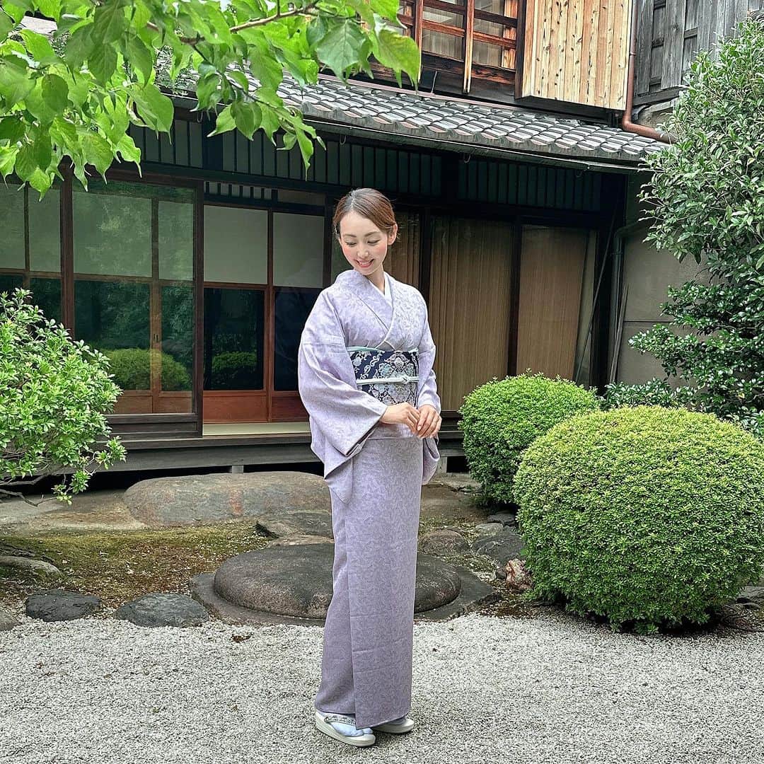 澤野井香里のインスタグラム：「創業333年の京都西陣にある老舗帯屋 岡文織物 から生まれた新ブランド「ROKU」の撮影に😌 @rokumonjiya_okabun   やっぱりお着物を着るとシャンと背筋が伸びて、とっても幸せな気持ちに包まれる💕  老舗の帯屋が作る、「帯が引き立つお着物」として女性の肌をより美しく見せてくれる藤色の西陣色無地は横糸に黒糸を織り込んで地模様がさり気なく引き立つ生地✨  帯の華文様にあるエメラルドグリーンがアクセントになって、「美しいキモノ」最新号にも掲載されている素敵なコーディネート👘  今回、『ROKU』とコラボで9/20から大阪なんばの高島屋で京都で創業129年の老舗問屋の啓明商事㈱のブランドで新しい着物のコーディネート💫の提案をして下さる『明星軒』と出店予定だそぅ🤭  子供が生まれてから、お宮参り👶🏻に入卒園行事🌸などで着る機会がグンと増えて、新しく新調👘したいなぁ〜と思っていたところでステキなお着物に出会えて嬉しい♡  老舗メーカーのお品でも若い世代の方にも気軽に着て頂けるようにと手の届きやすいものから揃っているので期間中見に行きたいなぁ🥰　  お近くの方は是非♪  『明星軒』× 『ROKU』 🕛 9/20〜9/26 🏬 高島屋大阪店　6階呉服売場  #ks_23✨ #ks_kyoto✨ #京都 #西陣 #西陣織 #着物 #着物コーディネート #ROKU #明星軒 #京都好き #入園式 #入学式 #入園式コーデ #入学式コーデ #卒園式 #卒業式 #卒園式コーデ #卒業式コーデ」