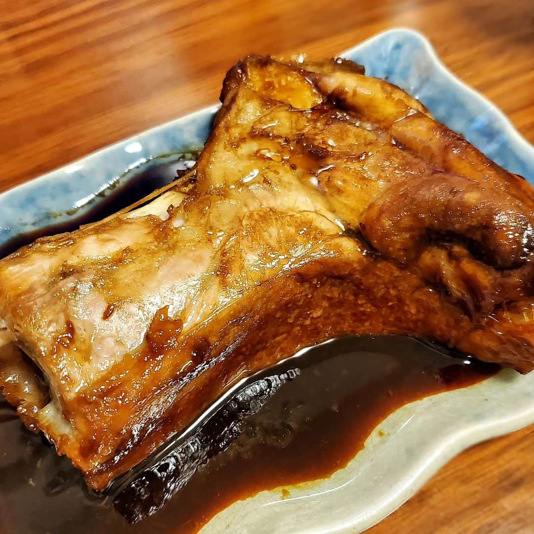 池田夏希さんのインスタグラム写真 - (池田夏希Instagram)「@osc.maguroya で本マグロのカマの煮付けをお取り寄せ🐟️💕 . 外食ではマグロのカマ煮を食べたりするけど、おうちで食べれるのは嬉しすぎる！！ そして今まで食べたマグロのカマ煮の中でも一番美味しかったです😍 身もぎっしりだし、このタレをご飯にかけながら食べたら二度楽しめました🍚✨ 美味しすぎたので、また頑張ったご褒美にお取り寄せしたいと思います😊 . #小田原さかなセンターまぐろや #まぐろや #小田原グルメ #マグロ料理 #煮付け #お取り寄せできます #通販グルメ #お取り寄せグルメ #本マグロ #マグロのカマ #マグロのカマ煮 #おうちグルメ #グルメスタグラム #フードスタグラム #tuna  #simmeredtuna #onlineorder #onlineordergourmet #homegourmet #gourmetstagram #foodstagram #foodphotography」9月16日 14時24分 - natsukiikeda624