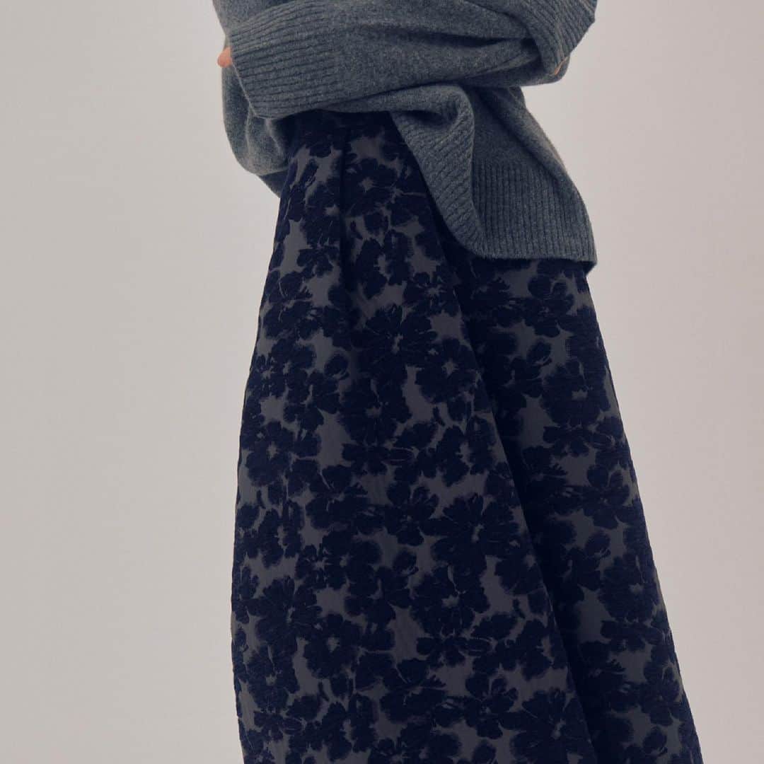 ルシェルブルーさんのインスタグラム写真 - (ルシェルブルーInstagram)「Coming Soon... . . ☑︎ Jacquard Half Maxi Skirt  #lecielbleu #ルシェルブルー　#aw23 #fashion #styling #jacqard #maxiskirt」9月16日 14時28分 - lecielbleu_official