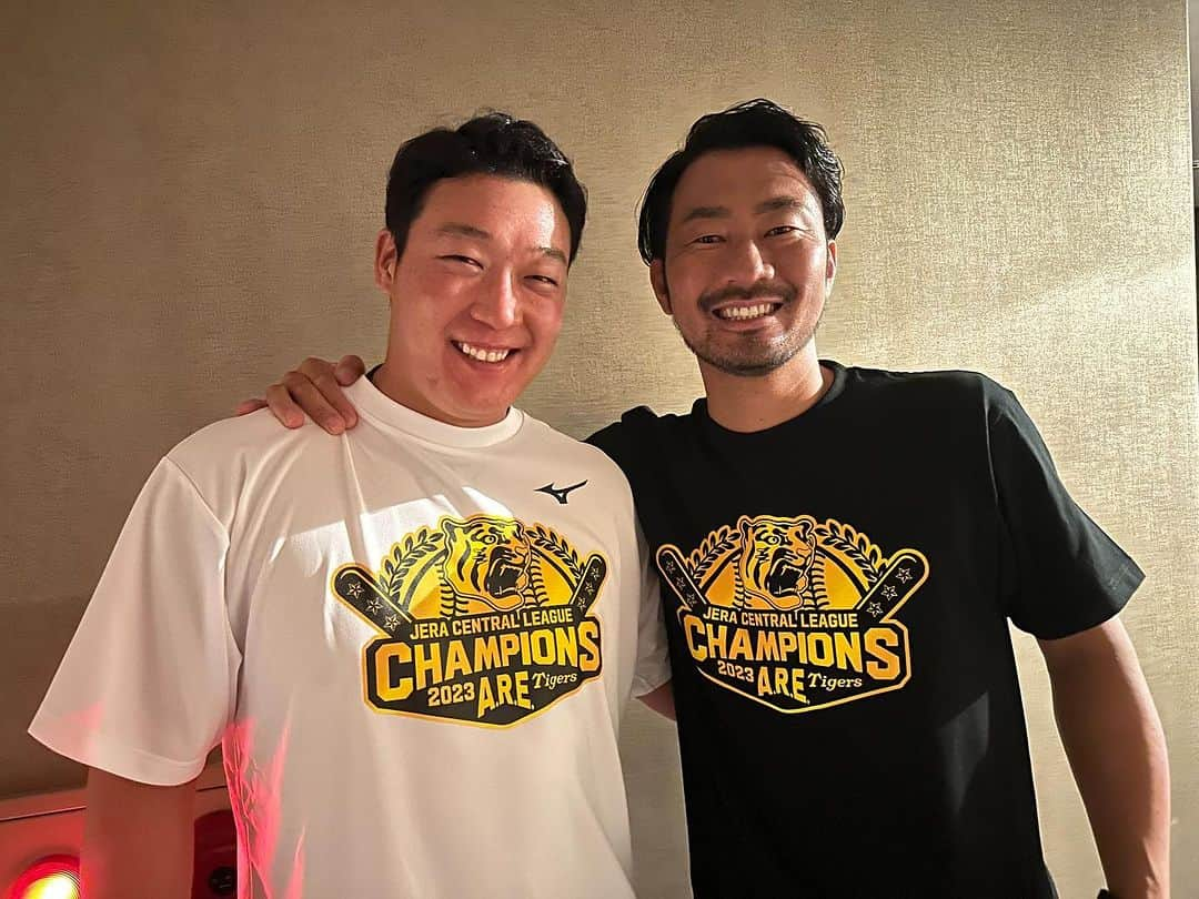 狩野恵輔さんのインスタグラム写真 - (狩野恵輔Instagram)「阪神タイガース優勝おめでとうございます。  タイガースの新しい時代に突入ですね。  たくさんの選手と話をしましたが本当に幸せそうでこちらが幸せになりました。  大山とは大山が入団してから同じ選手として、そして解説者として色々な苦労を見てきたのであの涙には色々な思いが詰まってると思うと本当に僕も感極まってしまいました。 この写真の前「おめでとう」と抱きつきました。  阪神タイガースの皆さん 次は日本一に向けて頑張ってください。  本当に優勝おめでとうーーーーー🥹❤️  #阪神タイガース優勝 #おめでとうございます㊗️」9月16日 14時29分 - keisuke_kanoh_official