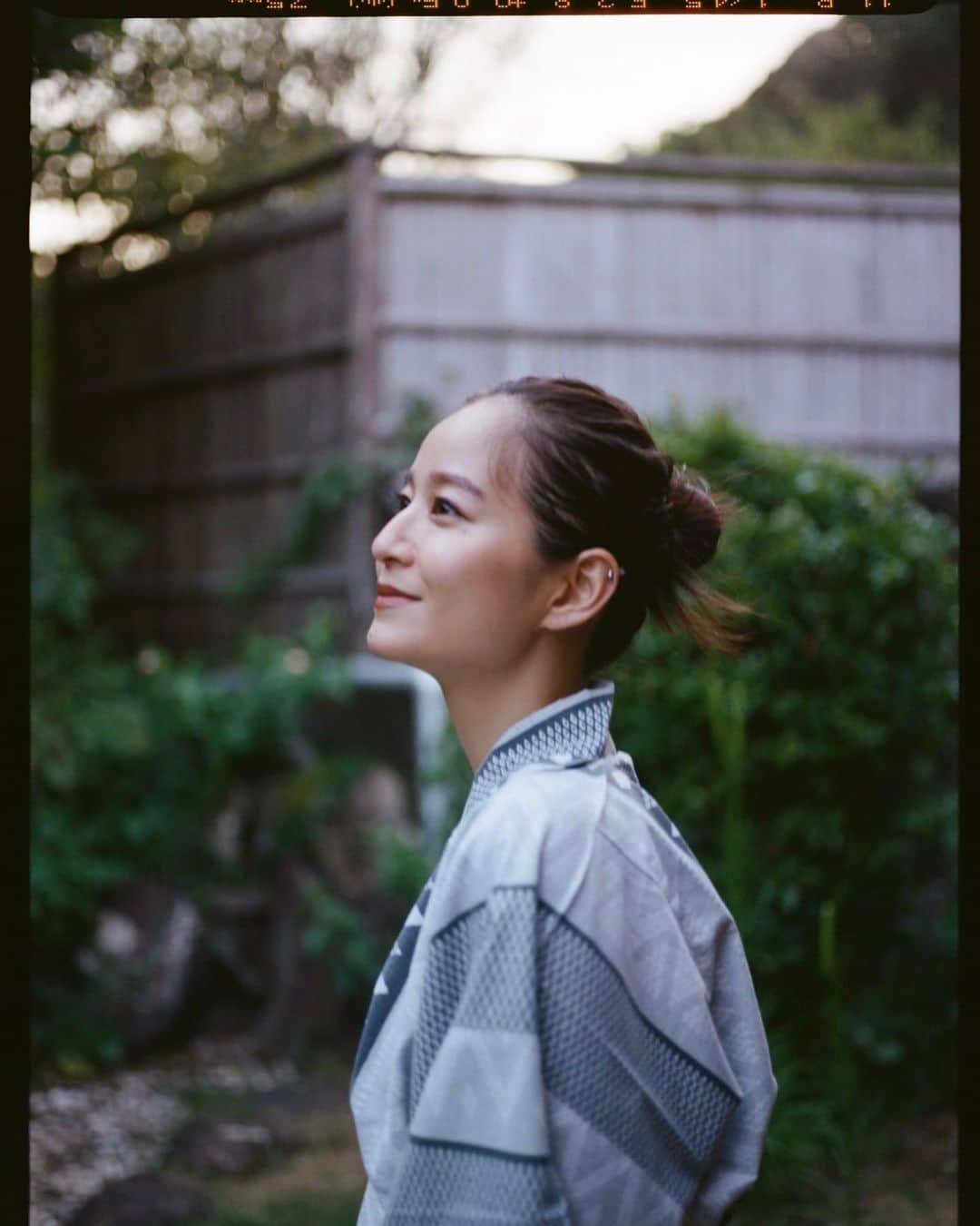 のインスタグラム：「投稿が遅くなりましたが、 9月3日は30歳のお誕生日でした🎂  沢山のお祝いメッセージを頂いて、本当に幸せです❤️‍🔥 ありがとうございます！  いつも私の周りにいれくれる仲間や 育ててくれた両親、私に出会ってくれたみんな。 本当に感謝しています🙏  なんだか大人の仲間入りをした気分ですが🥹 私らしく頑張っていこうと思うので宜しくお願いします！  これからもきっと素敵な経験や出会いが待ってると思うとワクワクするな🥰  お誕生日当日に撮ったフィルムカメラの写真があがってきたので載せたよ📷  #mybirthday #20230903」
