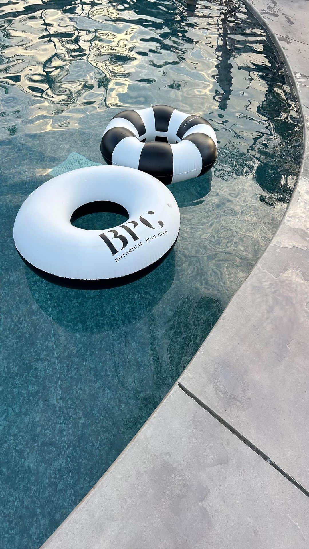 HARUEのインスタグラム：「@botanicalpoolclub 🌴  #botanicalpoolclub」