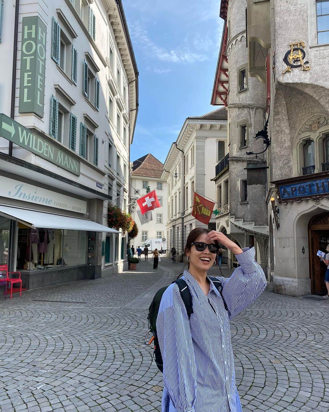 のインスタグラム：「やってきましたー！スイス！  ということで、スイスにおります☺️🇨🇭  初めてのヨーロッパです。 誕生日に1人で飛行機に乗って、ヨーロッパまできました〜！遠かった〜😂 「行きの飛行機で7時間ほどイヤホンジャックが見つかりませんでした☺️）  スイスで、出張中だった夫と合流して 初日は空港からルツェルンという街にきました！  最近あげる写真がなかったから、この機会に気軽に写真をアップできたらと思ってますw これから投稿が多くなると思いますが、、みなさんよろしくお願いします😂  #swiss#スイス旅行#スイス#switzerlandtravel」