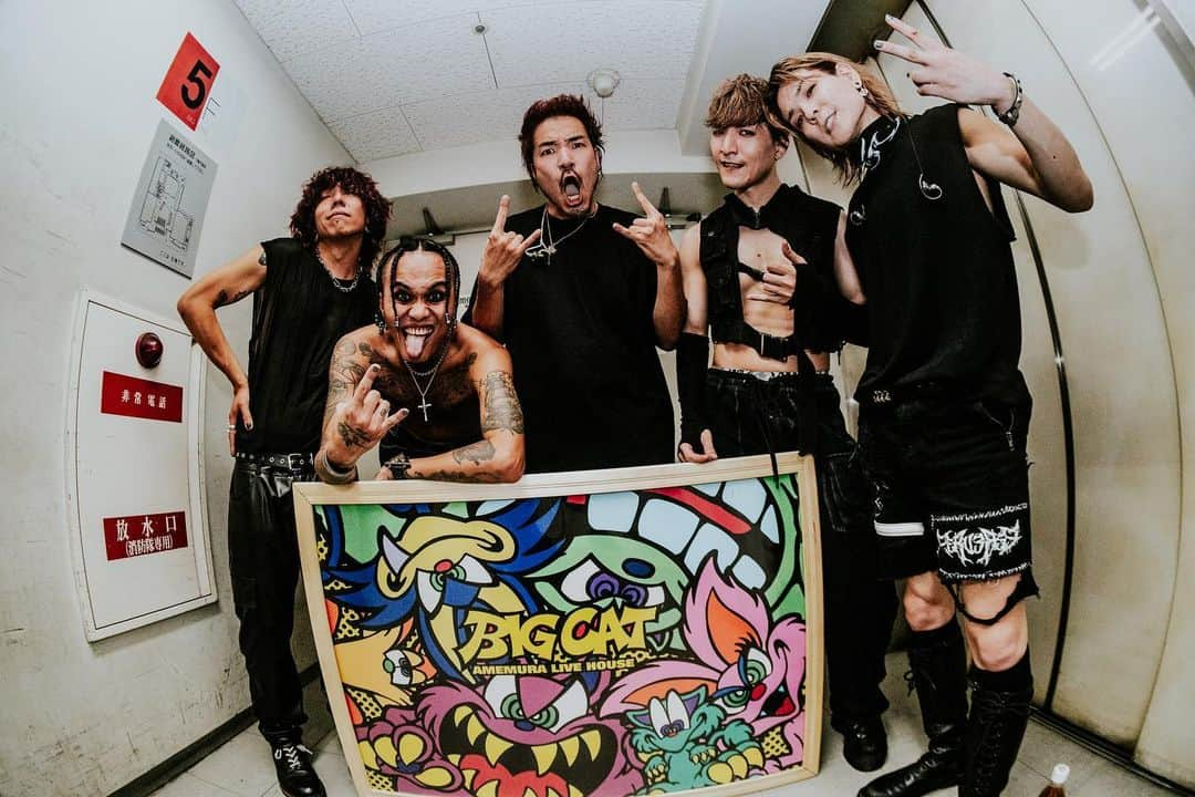 Crossfaithさんのインスタグラム写真 - (CrossfaithInstagram)「09.14 - Osaka BIGCAT「Japan Tour 2023 - DAWN -」大阪公演ありがとうございました  ライブ活動休止から1年の月日を経てようやくこの舞台に戻ってくることが出来ました！  Words can’t even describe how grateful we feel right now, thank you Osaka!  Photo by @shot.row」9月16日 14時43分 - crossfaithjapan