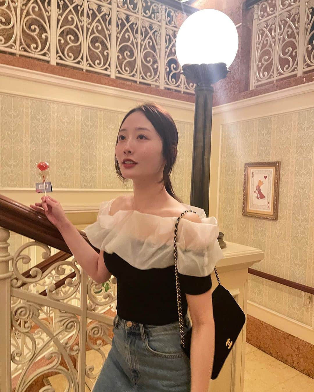 浦まゆのインスタグラム：「. ずっと気になってたディズニーランドホテル🏰 クラシカルな中に、ディズニーキャラクターたちが溶け込んでるとっても素敵な空間だった🥀」