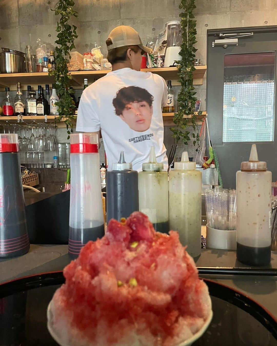 宮崎大輔のインスタグラム：「かき氷🍧 アースのヒロト選手が作ってくれました❗️ 特別に昔ながらのイチゴを作ってもらいましたが、 これまで食べて中で一番美味い😋 マンゴーも最高‼️ 絶対行くべき！！  #かき氷  #日常 #handball #アースフレンズbm」