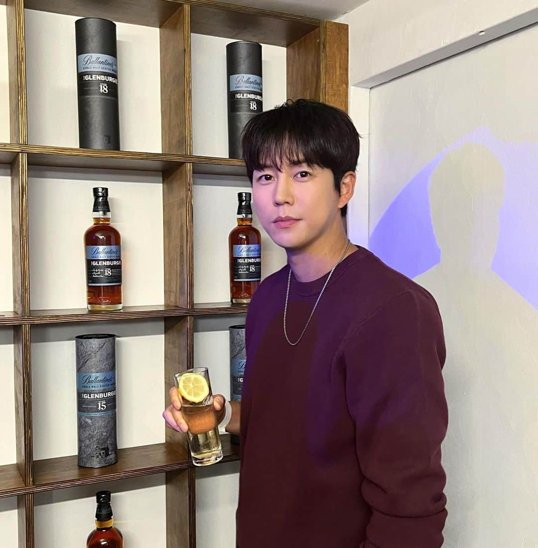 シン・ジフンのインスタグラム：「Ballantine’s ‘Cheers to Full Moon Night 2023’   가족 & 친구들과 함께 즐기는  해피발렌타인 🥃  #광고 #발렌타인 #발렌타인추석선물 #추석선물추천 #발렌타인싱글몰트 #Timewellspent  경고: 지나친 음주는 뇌졸중, 기억력 손상이나 치매를 유발합니다. 임신 중 음주는 기형아 출생위험을 높입니다. 19세 이상의 법적 음주허용 소비자를 위한 컨텐츠입니다.」