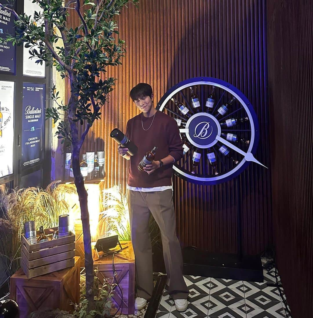 シン・ジフンさんのインスタグラム写真 - (シン・ジフンInstagram)「Ballantine’s ‘Cheers to Full Moon Night 2023’   가족 & 친구들과 함께 즐기는  해피발렌타인 🥃  #광고 #발렌타인 #발렌타인추석선물 #추석선물추천 #발렌타인싱글몰트 #Timewellspent  경고: 지나친 음주는 뇌졸중, 기억력 손상이나 치매를 유발합니다. 임신 중 음주는 기형아 출생위험을 높입니다. 19세 이상의 법적 음주허용 소비자를 위한 컨텐츠입니다.」9月16日 14時56分 - sj_hooon