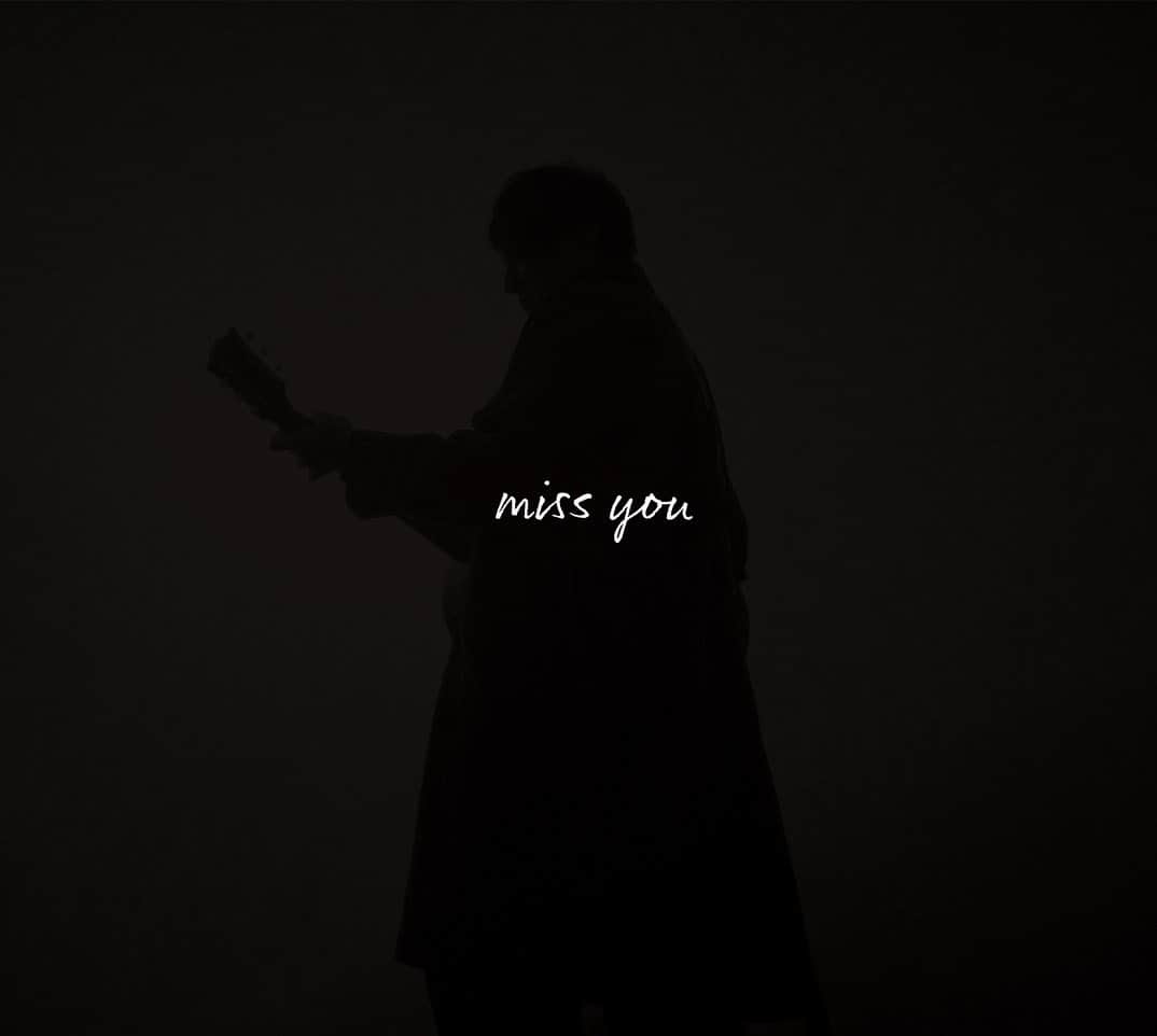 のインスタグラム：「ジャケも発表され、本日からツアースタートですが 今回のアルバム13曲は全て新曲でタイアップなしという凄さです。 しかも10月4日発売なので、リリックビデオと共に先行配信された「ケモノミチ」以外は、 ツアーではどの曲が、どのタイトルかもわからず トレーラーの映像をみても、タイトルわからずなのです。  説明しすぎなことが多い時代に こんなことをする、できるのはMr.Childrenだからですね。  制作しながらも、私の方が遥かに緊張しゾワゾワしたものです。Mr.Childrenも、撮影の藤井保さんもみんなストイックなので、いつもわちゃわちゃする私にとって肝が引き締まる過程でした。  私も発売が待ち遠しいです。  できるだけ今の世代、若い方々に この歌詞と、歌と、演奏が届くことを願ってます。  だから、柄にもなく何度も投稿してます。 届いて欲しいです。  Mr.Children「missyou」特設サイト ▶️ https://www.toysfactory.co.jp/artist/mrchildren/20231004/」