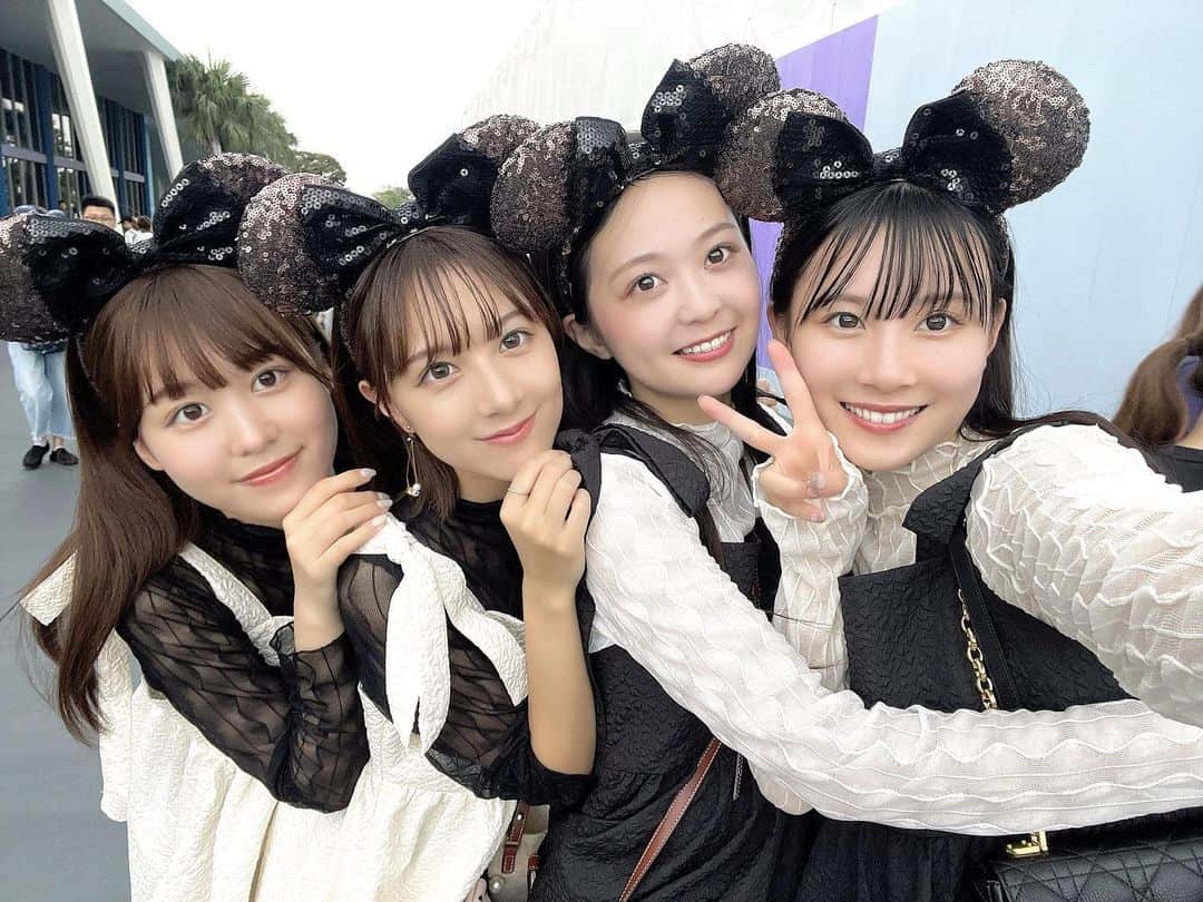 和智日菜子のインスタグラム：「・ ・ ・ ・  フジコーズ関西組でディズニー🎀🐙 何気に初デート（笑）  #ディズニー #ディズニーコーデ #ディズニーランド #シミラールックディズニー #モノトーンコーデ #ハロウィンディズニー #disney #disneyland #フジコーズ #オールナイトフジコ #ディズニーカチューシャ #青春フォトグラフ #03 #02 #01 #いいね返し」
