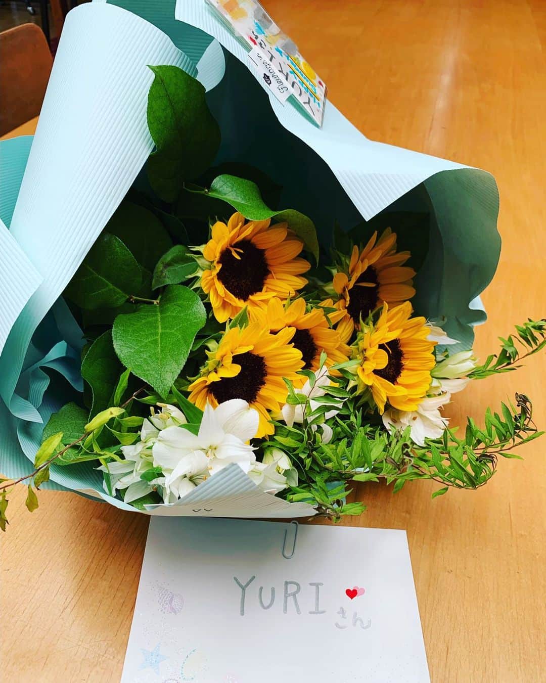 YURIのインスタグラム：「ちょっと遅れてしまったけど 東京ドームで頂いた 8月には満開になる ひまわりとステキなお手紙 私のパワーの源になる💕  有難う♥️♥️♥️ #thankyou #감사」