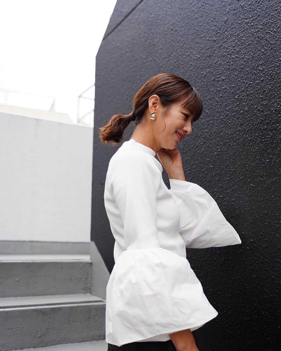 前田有紀のインスタグラム：「金曜日は東京で取材受け&たくさんの打ち合わせDAY！しっかりした撮影だったので朝イチでえみさんにメイクをお願いしました。　@emi_ogiwara @hairmake__kaunaloa   この日着たのは、　@newans.official のコンビネーションベルスリーブニット。大胆なデザインですが、1枚で着映えして、今日何着よう？という日に助かるアイテム。ベースのニット生地と、ハリのあるベルスリーブが組み合わせられていて、とても可愛いです。  この日は雨で傘を忘れてしまったりで結構濡れてしまったけど、早速お家で洗えて扱いやすい！この秋活躍してくれそうです◎  @newans.official  #newans #pr」