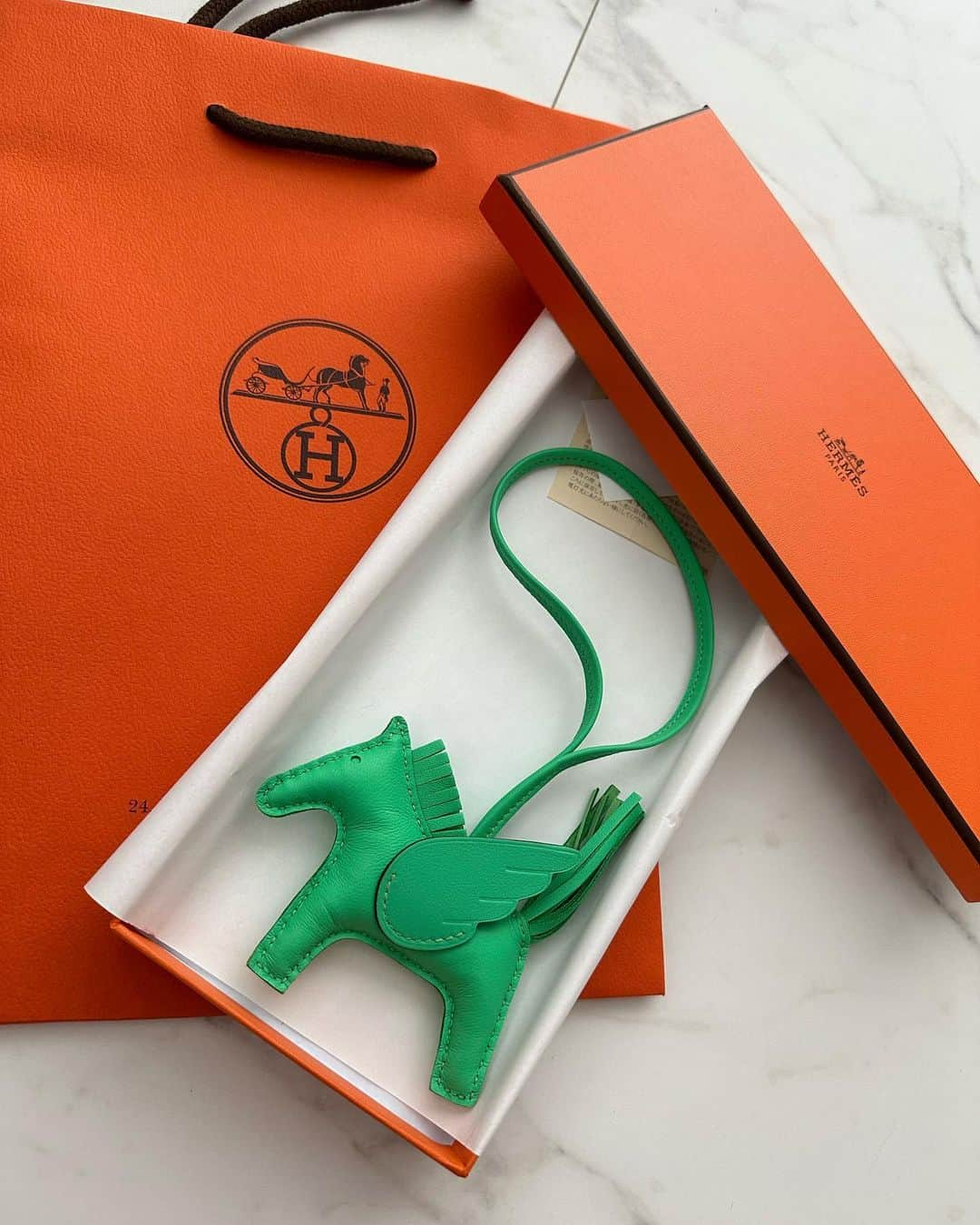 chiyoさんのインスタグラム写真 - (chiyoInstagram)「. かわいい🦄໒꒱💚大切にする💚 @hermes #エルメス#ペガサス#🐴#🦄」9月16日 15時13分 - chiyo_atakara1106