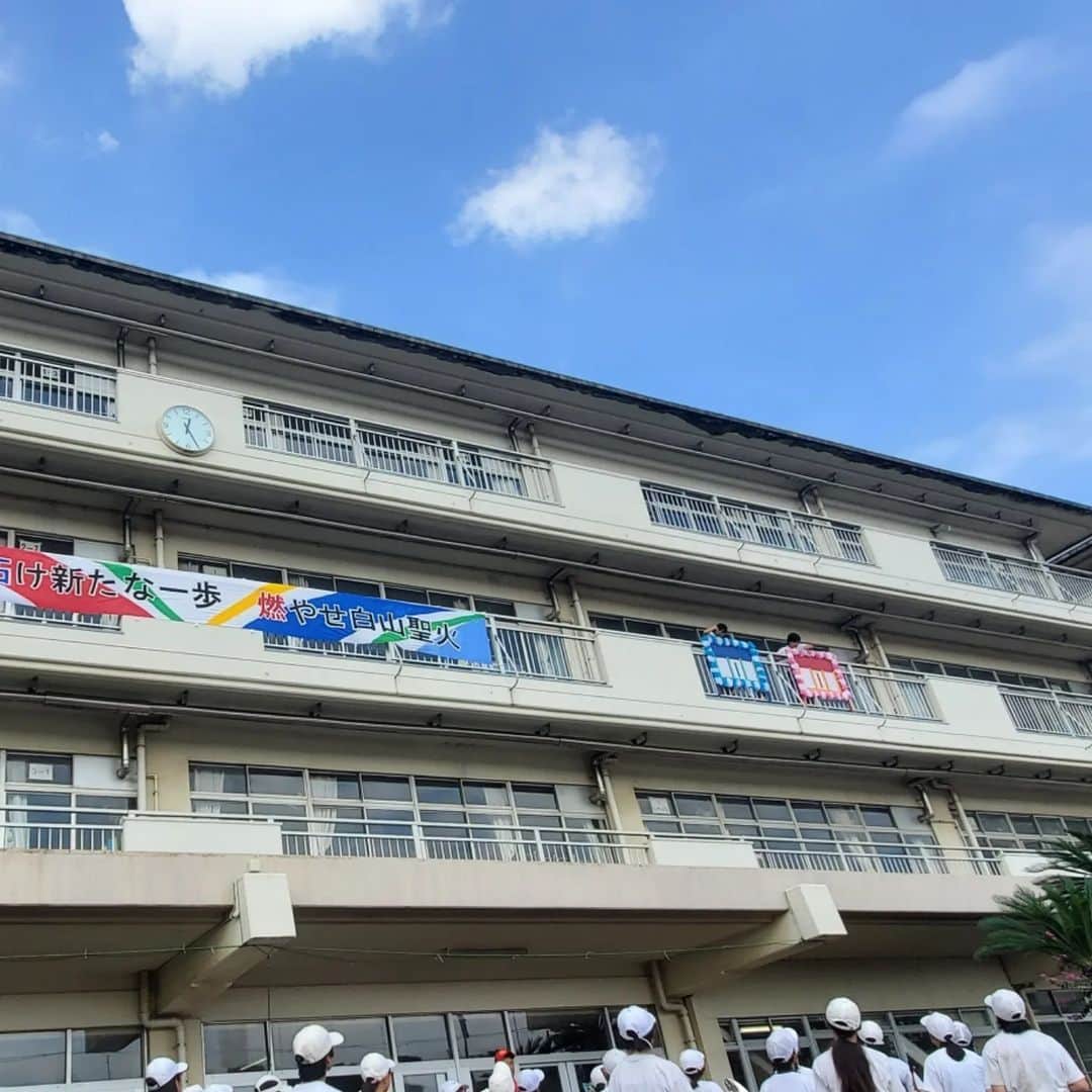 水野友貴のインスタグラム：「地元・白山中の体育祭にお招きいただき、全力応援してきました‼️ PTA会長から「アレ」を目指して頑張ってください、という挨拶がありました。 それにしても赤も青も素晴らしい応援と競技でした‼️ 青の悔し涙に思わずもらい泣き。  徒競争では、1～6着を案内する係の生徒がいるわけですが、6着を案内する生徒が必ず「頑張ったね！」と走ってきた選手に声をかける姿がとても印象的でした✨  #体育祭 #白山中 #我孫子市」