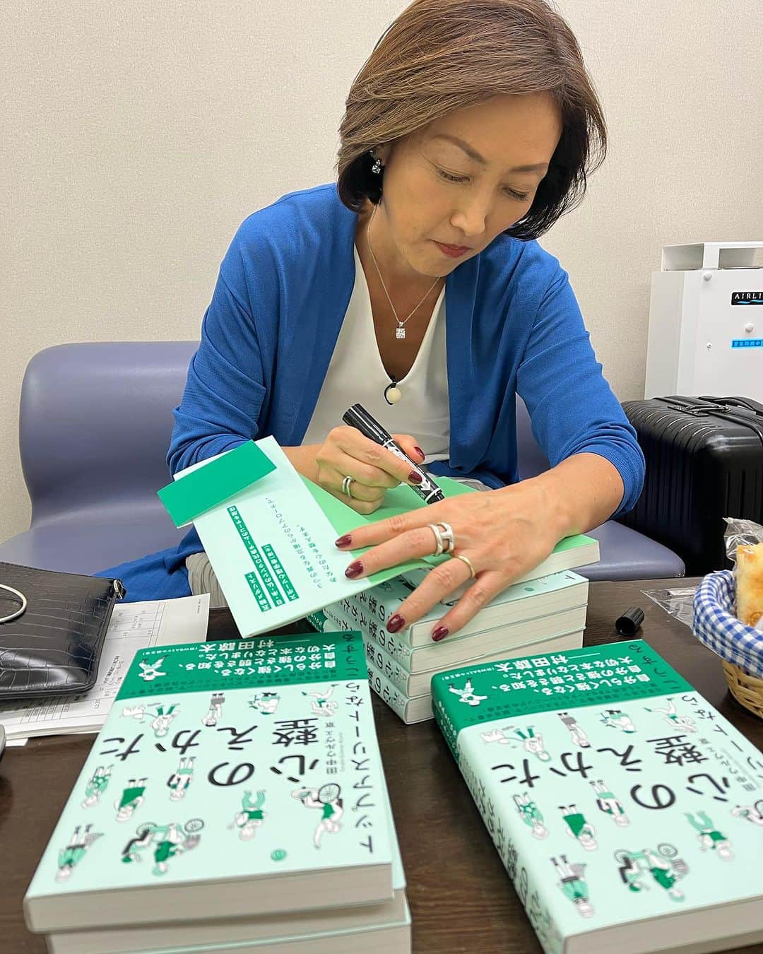 田中ウルヴェ京のインスタグラム：「「心の整えかた　トップアスリートならこうする」  サイン本を「田中ウルヴェ京のココロラボ」番組内でプレゼントしています。  スポーツ心理学から学んだ「心の整え方、鍛え方」は私自身日々実践しています。😊  身体の健康と一緒で 心の健康維持の方法を知ってると、本当に重要な課題は何で、各課題にはどのように解決行動を作るか？に注意が向けられます。  たとえばPwCコンサルティングとのおつきあいの中でのディスカッション時間は、課題抽出し、解決行動を見出し、システム設計評価していく楽しい時間です。  学びある楽しい、でも、時には「うーーーーん、ちょっと次回まで時間ください」という困難な質問をいただけること。  ご縁に感謝です。  最近、渋谷のcloudyで買っちゃったお気に入りPCケースがPwCミーティングルームの雰囲気に妙にマッチしてるじゃん、という嬉しい笑顔。生番組前だったので”初々しい”スッピンで。☺️  #心の整えかた  #スポーツ心理学 #メンタルトレーニング  #アスリートキャリア支援でグローバル社会課題を解決する #pwcconsulting  #athletecareer  #cloudytokyo」