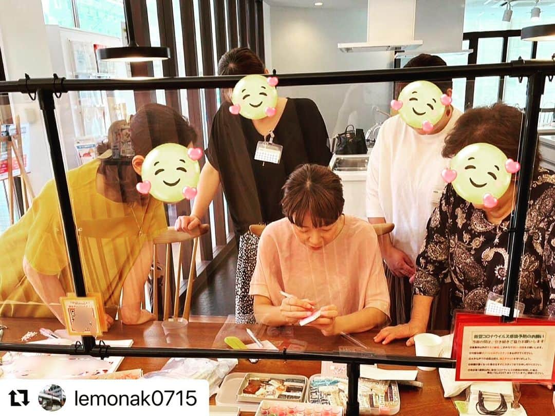 津久井智子さんのインスタグラム写真 - (津久井智子Instagram)「#Repost @lemonak0715 with @use.repost ・・・ ☺︎  こんにちは☺️  今日のレモナキッチンは… 津久井智子先生に教わる消しゴムはんこ教室でした💖  消しゴムに文字を彫るのは、なかなか難しいそうで、皆さん真剣な眼差しで取り組んでいました‼️ 「ありがとう」のはんこは１つあるといろいろ使えて便利そうですね❣️ 年賀状にも便利な消しゴムはんこ、 挑戦してみませんか🎵  次回は10月12日(木)です✨  ☺︎  #熱海ガス#レモナキッチン #ショールーム#熱海#Atami#料理講座#ワークショップ#ガスで作るおいしい料理#レンタルスペース#消しゴムはんこ#津久井智子」9月16日 15時17分 - tomokotsukui