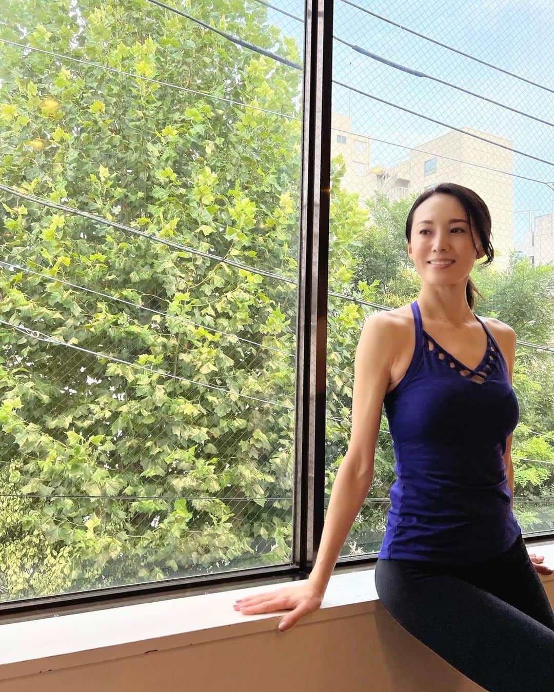 駒田奈美さんのインスタグラム写真 - (駒田奈美Instagram)「・ ・ ・ 『ヨガ』 ・ ・ @abhyra_yoga でヨガのレッスンを受けてきました♪ ・ ・ 背骨と骨盤に意識を向けて… 深い呼吸と共に身体を整えてきました ・ ・ レッスンの後の心地よい感覚が好き♡ ・ やっぱりヨガって良いな〜 ・ ・ ・ #駒田奈美#モデル#アラフィフ#美魔女#代々木#少人数制#代々木ヨガスタジオ#アビラ#ヨガ#ヨガレッスン #yoga」9月16日 15時23分 - nami.komada