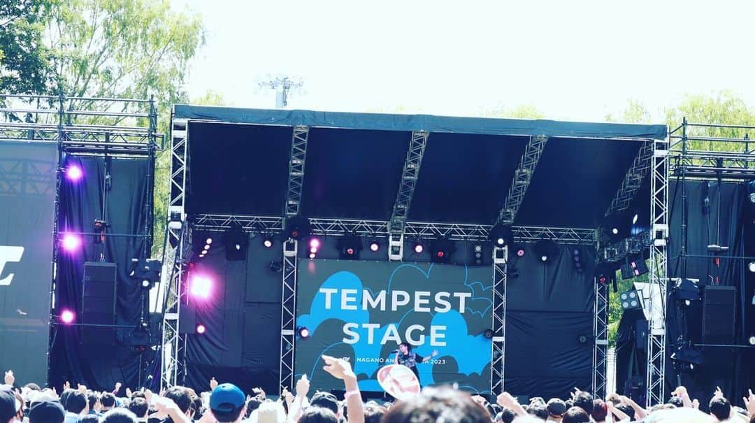 ZAQのインスタグラム：「やっぱり野外フェスは最高に楽しいね！ トップバッターで、炎天下だったから、「誰もいなかったらどうしよう…」と思ってたけどめっちゃみんなの声援が聞こえてきて、 みんなから元気をもらえました。 ナガノアニエラフェスタ2023、ありがとうございました✨  ここからも、明日も、まだまだアニエラ続きますが楽しんでってねー‼️✨  ✨✨✨✨✨✨✨✨✨✨✨✨そして、12月29日にワンマンライブ「KURUIZAQ2023」の開催が決定しましたっ✨✨✨✨✨✨✨✨✨✨  嬉しすぎる😭 ほんとに嬉しい😭 しかもバンドメンバーも去年と同じでやれそう…😭しあわせ😭 ZAQの音楽を今年も！声出しアリで！浴びよう！！！！！！！！  詳細は追って告知します。 ぜひみなさま予定を空けといてねーっ🫶らぶ🫶」
