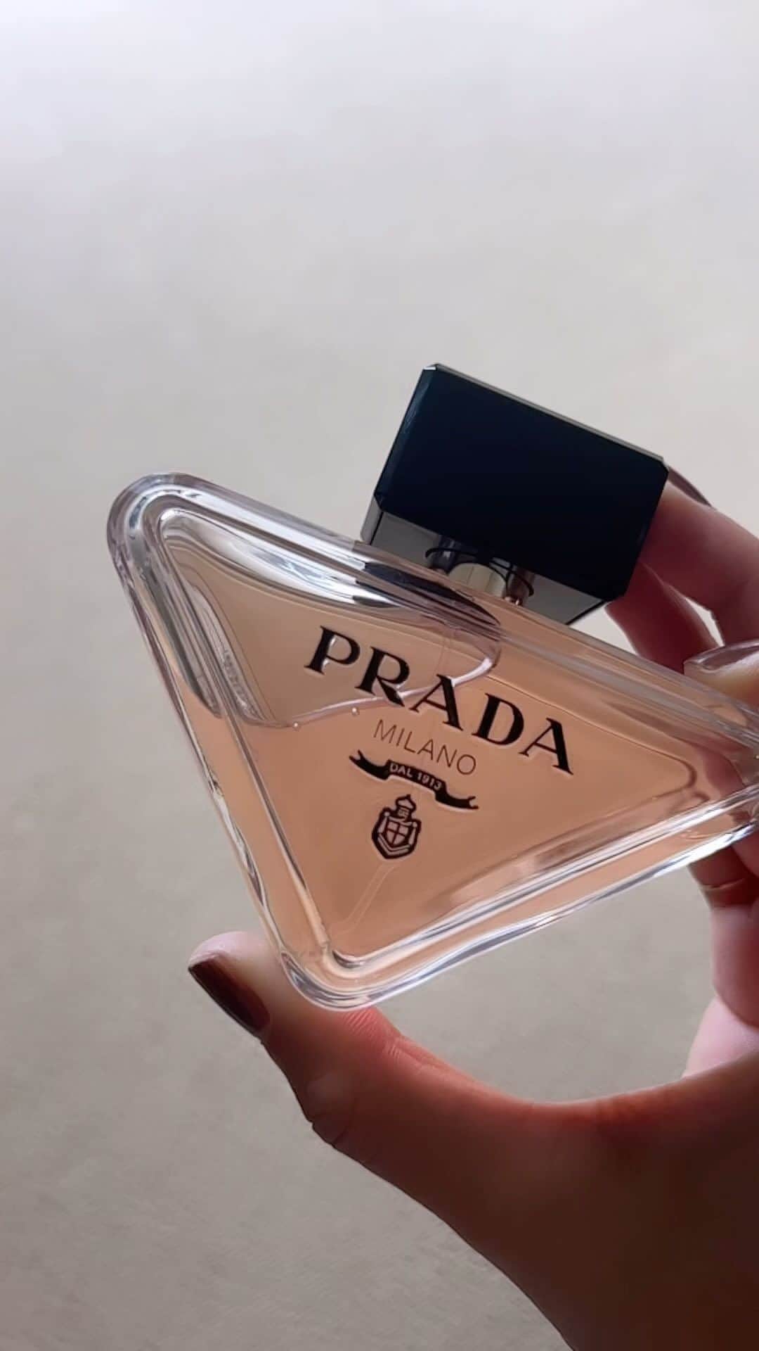 紗羅マリーのインスタグラム：「𝐏𝐑𝐀𝐃𝐀  𝐏𝐀𝐑𝐀𝐃𝐎𝐗𝐄   #pradaparadoxe   秋に向けて 重めの香りに。  季節で香りを変えるのは 昔から 私の四季の楽しみ方。  春は柔らかく 夏は爽やかに 秋はトーンを落として 冬は重く色気」