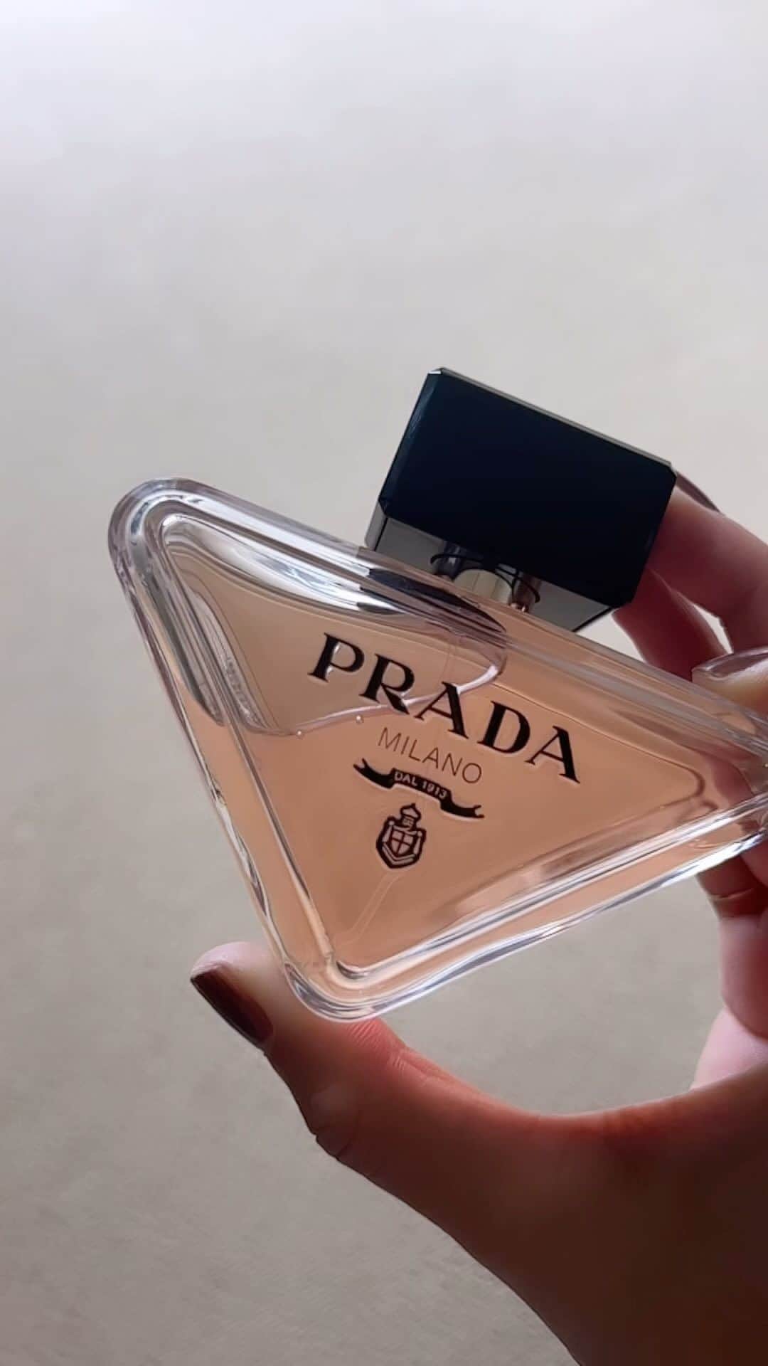 のインスタグラム：「𝐏𝐑𝐀𝐃𝐀  𝐏𝐀𝐑𝐀𝐃𝐎𝐗𝐄   #pradaparadoxe   秋に向けて 重めの香りに。  季節で香りを変えるのは 昔から 私の四季の楽しみ方。  春は柔らかく 夏は爽やかに 秋はトーンを落として 冬は重く色気」