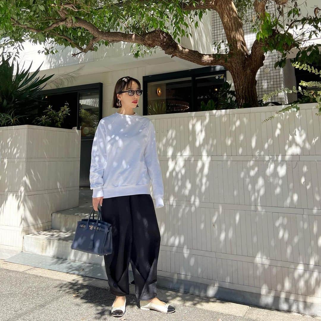 山内一世のインスタグラム：「@meer._official  🗼POPUP STOREまでちょうど1週間前になりました🤍 久々に短めBOBにして気分も秋準備😚🍂  メンズライクなドライタッチの質感と良い厚みの PEAR ACTIVE GALLERY SWEAT TOP☁️ パシフィック裏毛を使用。タオルのようにパイル上に編むことで、空気を含み、快適な着心地が特徴です。 漂白の白が潔くて気持ちいい。  大阪POPUPでも人気だった、 CROSS VOLUME PANTSとのバランスもかわいい🖤  ▪︎23fw collection POPUP STORE/ TOKYO 9/23(sat.)-9/25(mon.) 11:00-19:00(※最終日は16時まで) 場所/リードシー代官山 東京都渋谷区代官山町20-5」