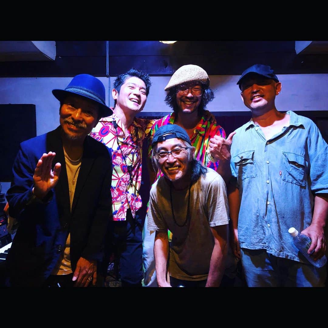 MONKYのインスタグラム：「ひとり旅初日。  昨夜は豊橋の楽園エンビーチにて、初セッションのIsland Jazz ！  初めましてなフレッシュさと緊張感とワクワク感が入り混じって素晴らしいケミストリー。  最幸でしたねー！  ありがとうございました〜♬  そして今日は名古屋Lovelyへ！  どんなセッションになるのか楽しみ！！！  ９月１６日（土） 石垣篤友リーダーセッション Live at 名古屋 Jazz inn Lovely  ●Jazz inn Lovely （名古屋市東区東桜1-10-15）   ●open 18:00/ start  19:30（2set）    ●charge  3000円　   ●問い合わせ　 Jazz inn Lovely  052-951-6085 メール予約 info@jazzinnlovely.com　https://www.jazzinnlovely.com/index.html    ●出演  MONKY(sax) 石垣篤友(b) 森永理美(pf) 砂掛康浩(g) 大森ひろ(dr)   ●1993年にBlack Bottom Brass Bandでメジャーデビューして以降、24枚のアルバムをリリースし、フジロックを始め国内外の大型フェスに幾度も出演してきたSAX奏者 MONKY。2020年からソロ活動を本格化し、スモーキーな音色でFunkyにSwingするサウンドはJAZZファンのみならずFUNK/SOULファンも必見！ そんな MONKYと名古屋の凄腕ミュージシャンのJAZZ FUNKなセッション。 ミラクルなケミストリーの予感！！ぜひ体感しに来て下さい。  イベントページ https://fb.me/e/1ien4PwC5」