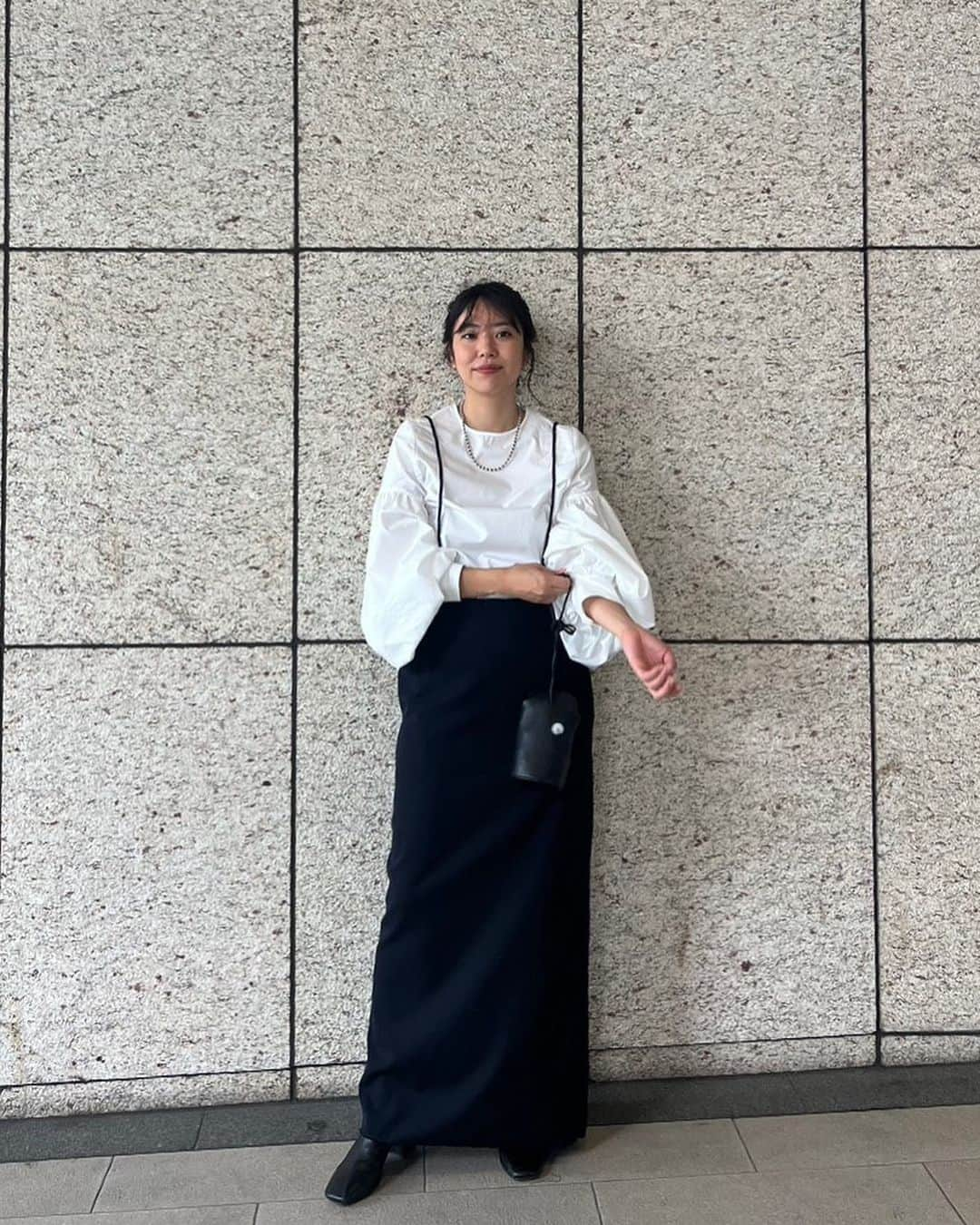 ETRÉ TOKYO ストアさんのインスタグラム写真 - (ETRÉ TOKYO ストアInstagram)「@etretokyo  【Recommend items 】 ㅤㅤㅤ ㅤㅤ #ETREバルーンスリーブクルーネックトップス WHITE / BLACK F size ¥25,300(tax in) ㅤㅤㅤ  新宿スタッフ @etretokyo_maki 161cm @etretokyo_sae 168cm  本社スタッフ @etretokyo_misaki 156cm  ㅤㅤㅤ 着用カラー：WHITE  ㅤㅤㅤ  - - - - - - - - - - - - - - - - - - - - - - - - - - - -  商品詳細はTOPページURLよりチェック🔍 ›› @etretokyo_store  ㅤㅤㅤ スタッフコーディネートも毎日更新中【 #etretokyo_staff_ootd 】をフォロー🐿️  TOPページの"フォロー中"から 気になるスタッフのアカウントをフォロー🤝  ㅤㅤㅤ ㅤㅤ  - - - - - - - - - - - - - - - - - - - - - - - - - - - - ⁡  【INFORMATION】 ⁡ㅤㅤㅤ ⁡ ※ルミネカード会員様限で店舗通販のご利用が可能です。  ⁡ ※お電話がつながりにくい可能性がございます。  ※また混雑時には入場制限及び 試着点数の制限を設けさせて頂きます。 予めご了承ください。 ⁡ ⁡ ご理解、ご協力を賜りますよう 心よりお願い申し上げます。   ㅤㅤㅤ 【LUMINE SHINJUKU STORE】 ETRÉ TOKYO ルミネ新宿2店 TEL：03-5989-0979  ー営業時間ー (平日、土日祝)11:00-21:00 ⁡ #etretokyo#etre#fashion#etretokyoshinjuku #etre#2023etre#etretokyo_staff_ootd#2023aw #ルミネ新宿2 #新作紹介 #秋ファッション #秋スタイル #スタッフスナップ #モノトーンコーディネート #大人ブラウス　#大人スカート #ロングブーツコーデ」9月16日 15時35分 - etretokyo_store