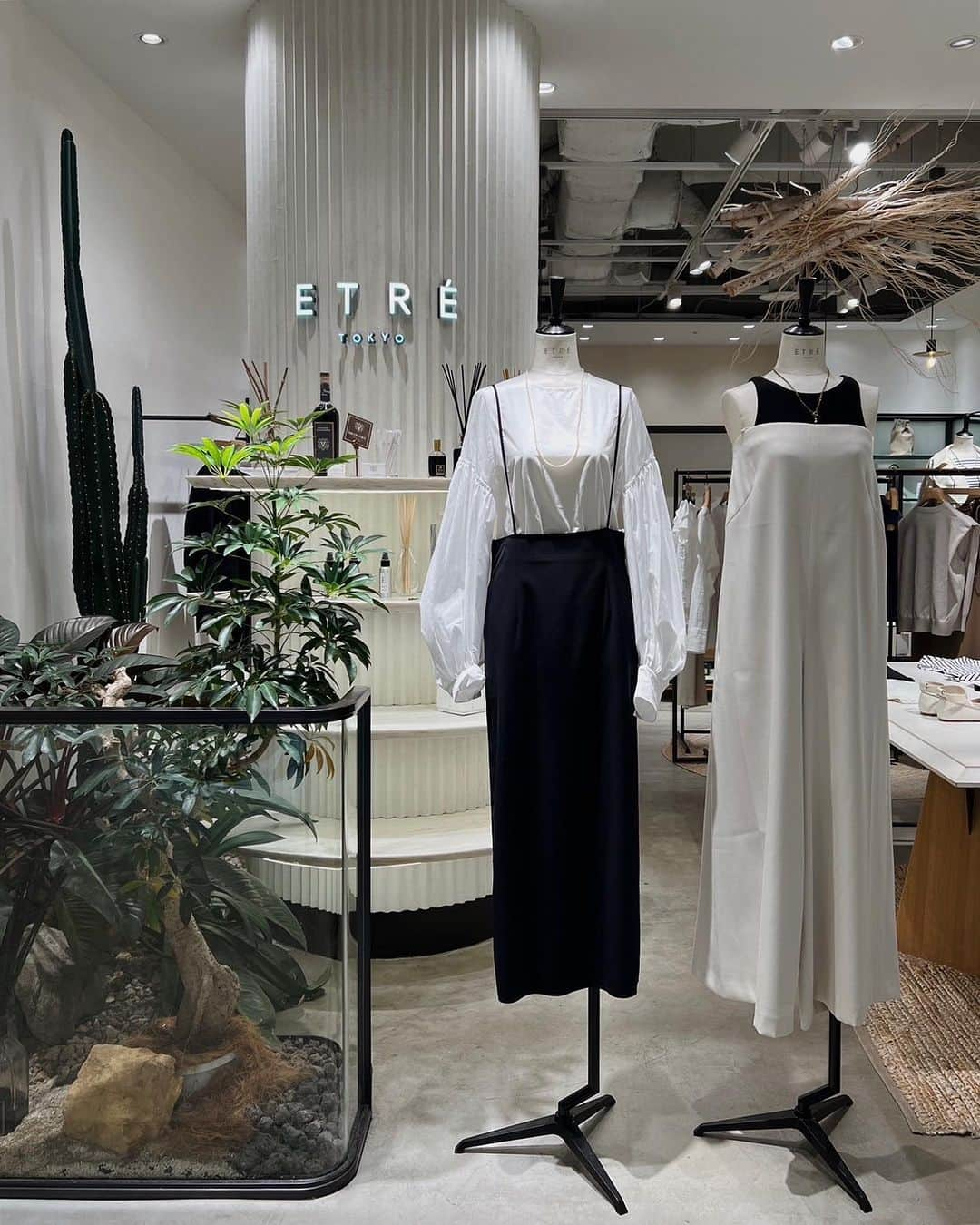 ETRÉ TOKYO ストアさんのインスタグラム写真 - (ETRÉ TOKYO ストアInstagram)「@etretokyo  【Recommend items 】 ㅤㅤㅤ ㅤㅤ #ETREバルーンスリーブクルーネックトップス WHITE / BLACK F size ¥25,300(tax in) ㅤㅤㅤ  新宿スタッフ @etretokyo_maki 161cm @etretokyo_sae 168cm  本社スタッフ @etretokyo_misaki 156cm  ㅤㅤㅤ 着用カラー：WHITE  ㅤㅤㅤ  - - - - - - - - - - - - - - - - - - - - - - - - - - - -  商品詳細はTOPページURLよりチェック🔍 ›› @etretokyo_store  ㅤㅤㅤ スタッフコーディネートも毎日更新中【 #etretokyo_staff_ootd 】をフォロー🐿️  TOPページの"フォロー中"から 気になるスタッフのアカウントをフォロー🤝  ㅤㅤㅤ ㅤㅤ  - - - - - - - - - - - - - - - - - - - - - - - - - - - - ⁡  【INFORMATION】 ⁡ㅤㅤㅤ ⁡ ※ルミネカード会員様限で店舗通販のご利用が可能です。  ⁡ ※お電話がつながりにくい可能性がございます。  ※また混雑時には入場制限及び 試着点数の制限を設けさせて頂きます。 予めご了承ください。 ⁡ ⁡ ご理解、ご協力を賜りますよう 心よりお願い申し上げます。   ㅤㅤㅤ 【LUMINE SHINJUKU STORE】 ETRÉ TOKYO ルミネ新宿2店 TEL：03-5989-0979  ー営業時間ー (平日、土日祝)11:00-21:00 ⁡ #etretokyo#etre#fashion#etretokyoshinjuku #etre#2023etre#etretokyo_staff_ootd#2023aw #ルミネ新宿2 #新作紹介 #秋ファッション #秋スタイル #スタッフスナップ #モノトーンコーディネート #大人ブラウス　#大人スカート #ロングブーツコーデ」9月16日 15時35分 - etretokyo_store