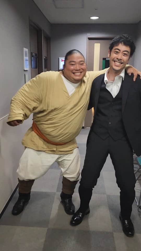 のインスタグラム：「野崎さん？(ラパルフェ都留さん)とドラムのにゃんこスター📱👋 今夜20:00からジョブチューンに飯沼愛さんと番宣で出演します📺️❇️ 明日は21:00からVIVANT最終話❗その前にサンジャポ、ベスコングルメ、バナナマンせっかくグルメに出演します👍️ ドラムに会いに行こう in 千葉とIHIのファンミーティングも宜しくお願いします🙇‍♂️ #𝐕𝐈𝐕𝐀𝐍𝐓 #富栄ドラム」
