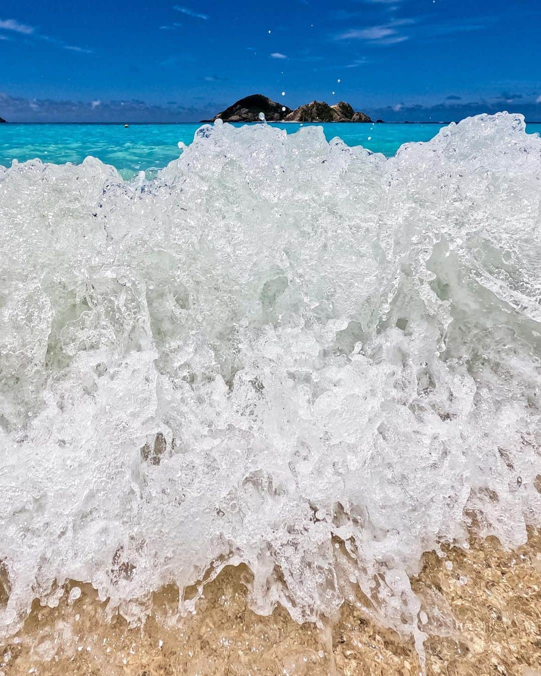 maakoさんのインスタグラム写真 - (maakoInstagram)「渡嘉敷島の海のイロイロ🎨🫧🩵  お知らせ📢 🌊渡嘉敷フィルム🎞️ @tokashikifilm  フォト＆ムービーフェスティバル🌱🌈 今年も一般部門📷の 審査員をさせていただくことになりました💫🙇‍♀️  慶良間諸島で撮った写真やムービーを ご自身のInstagramにUP🐠  応募方法は タイトルと撮影地📍一般、島民、子供のいずれかを 明記して下記2つの 👇🏽ハッシュタグをつけるだけ☺️👇🏽 #tokashikifilm #渡嘉敷フィルムフェス   景品はiPad Pro、GoPro、ドローンなどなど 今年もめちゃめちゃ豪華🫠👏🏽🎁 そして何点でも応募オッケー⭕️❣️👍🏽  #受賞者の方と渡嘉敷島プライベートマコ旅もする予定🫣🩵  10/7(土) までにどんどん投稿してみてね🥳  詳しくはこちらのアカウントから @tokashikifilm ⇦フォローして応募してね🌞🌱 ↑プロフィールからいけるHPに 詳しく応募内容載ってます💻☑️👌🏾🌼」9月16日 15時39分 - maakomind